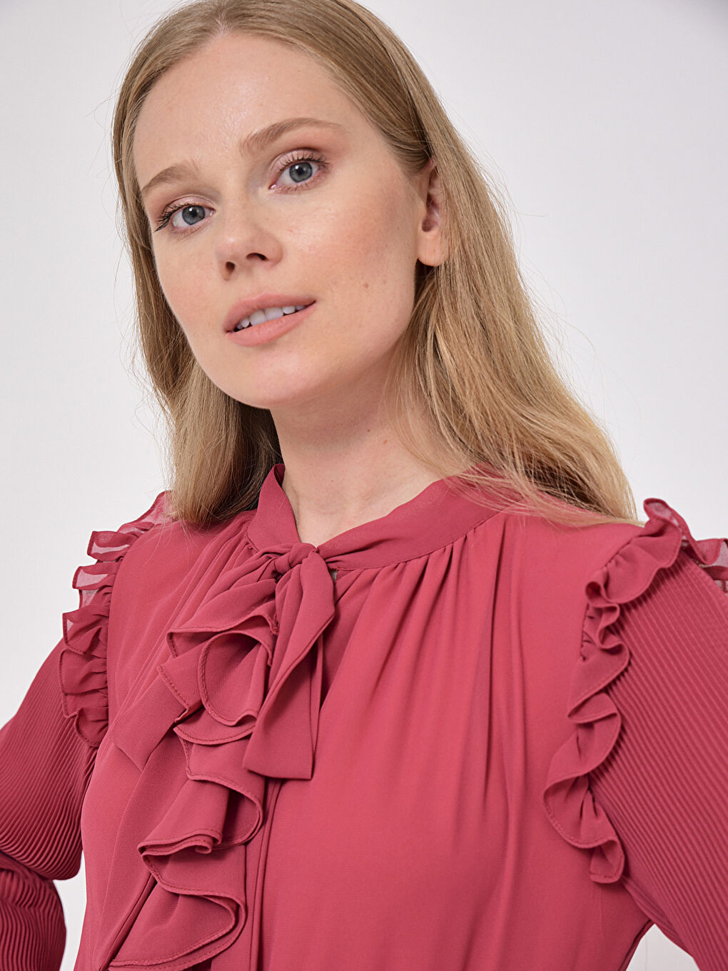 فستان سهرة طويل بتفاصيل كشكشة-2