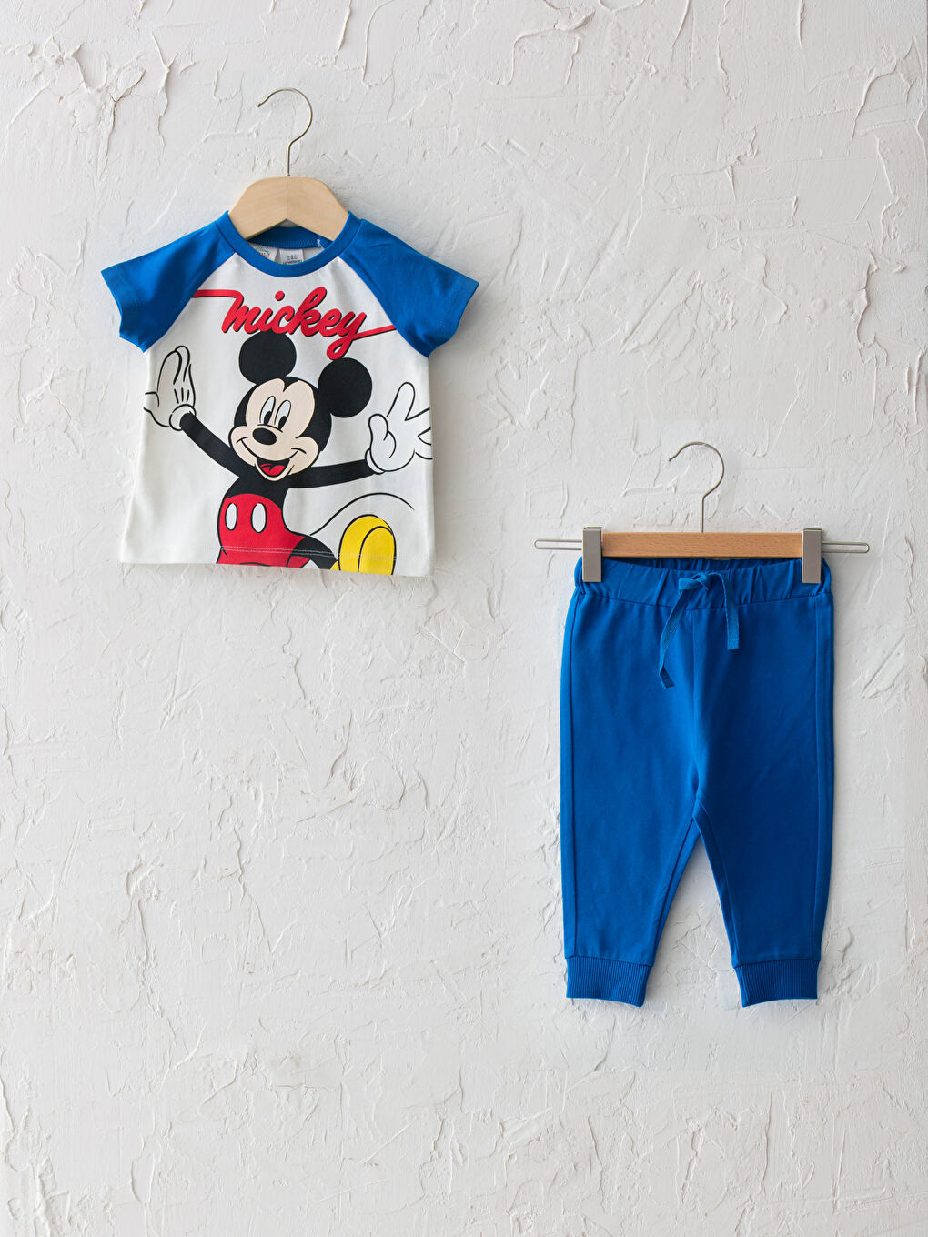 تيشيرت كم قصير ياقة دائرية مطبوع ميكي ماوس وبنطلون جوجر أولاد رضع - قطعتين
