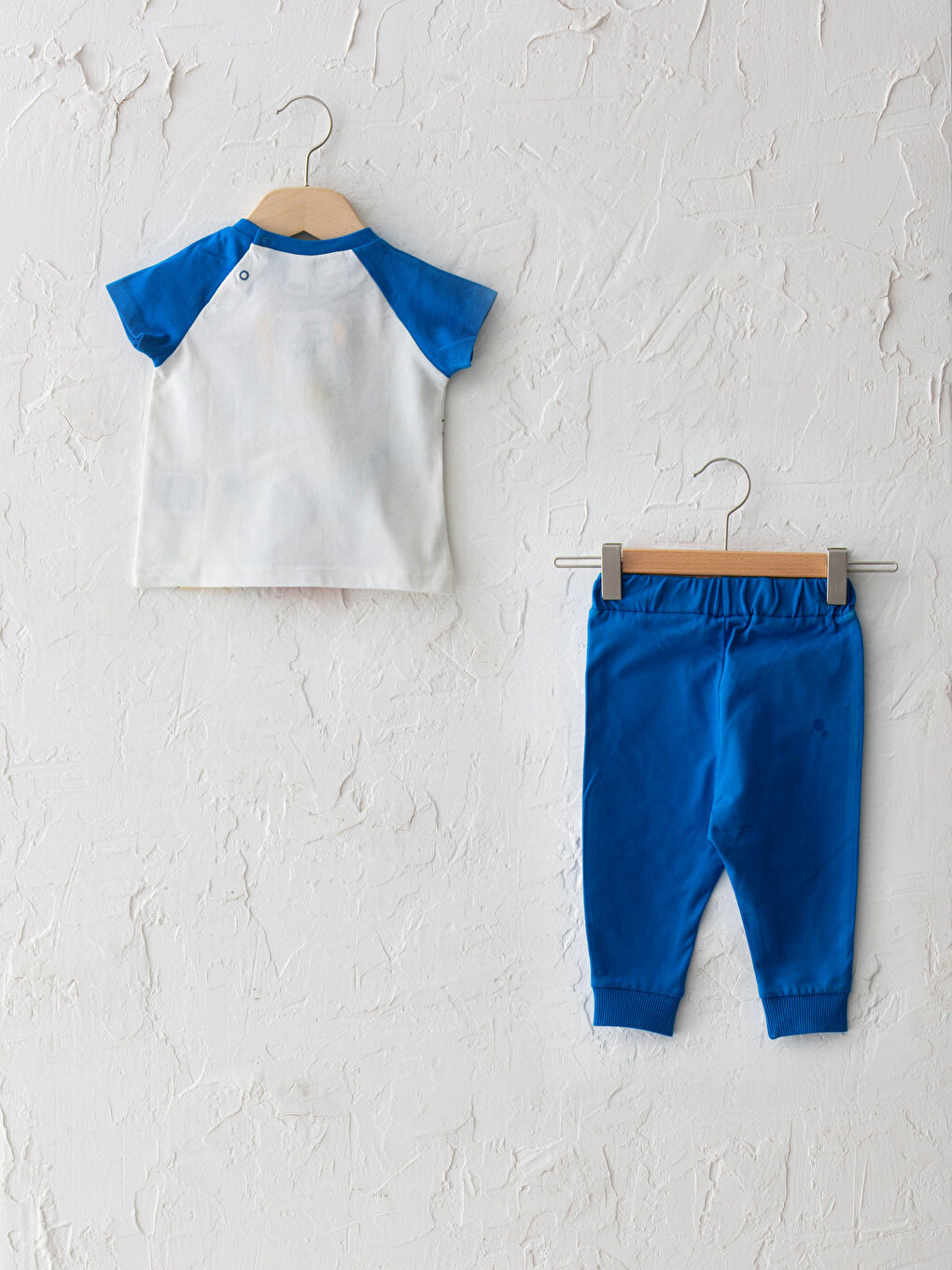 تيشيرت كم قصير ياقة دائرية مطبوع ميكي ماوس وبنطلون جوجر أولاد رضع - قطعتين-1