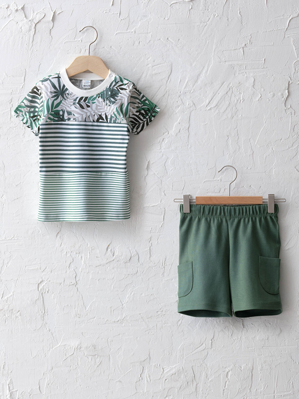 تيشيرت بأكمام قصيرة وياقة دائرية مطبوع قطن وشورت طقم قطعتين للأولاد الرضع