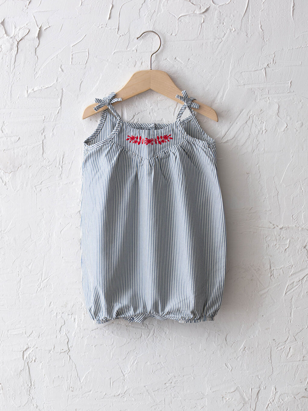Комбинезон из поплина для малышки девочки с полосками, вышивкой и бретелями