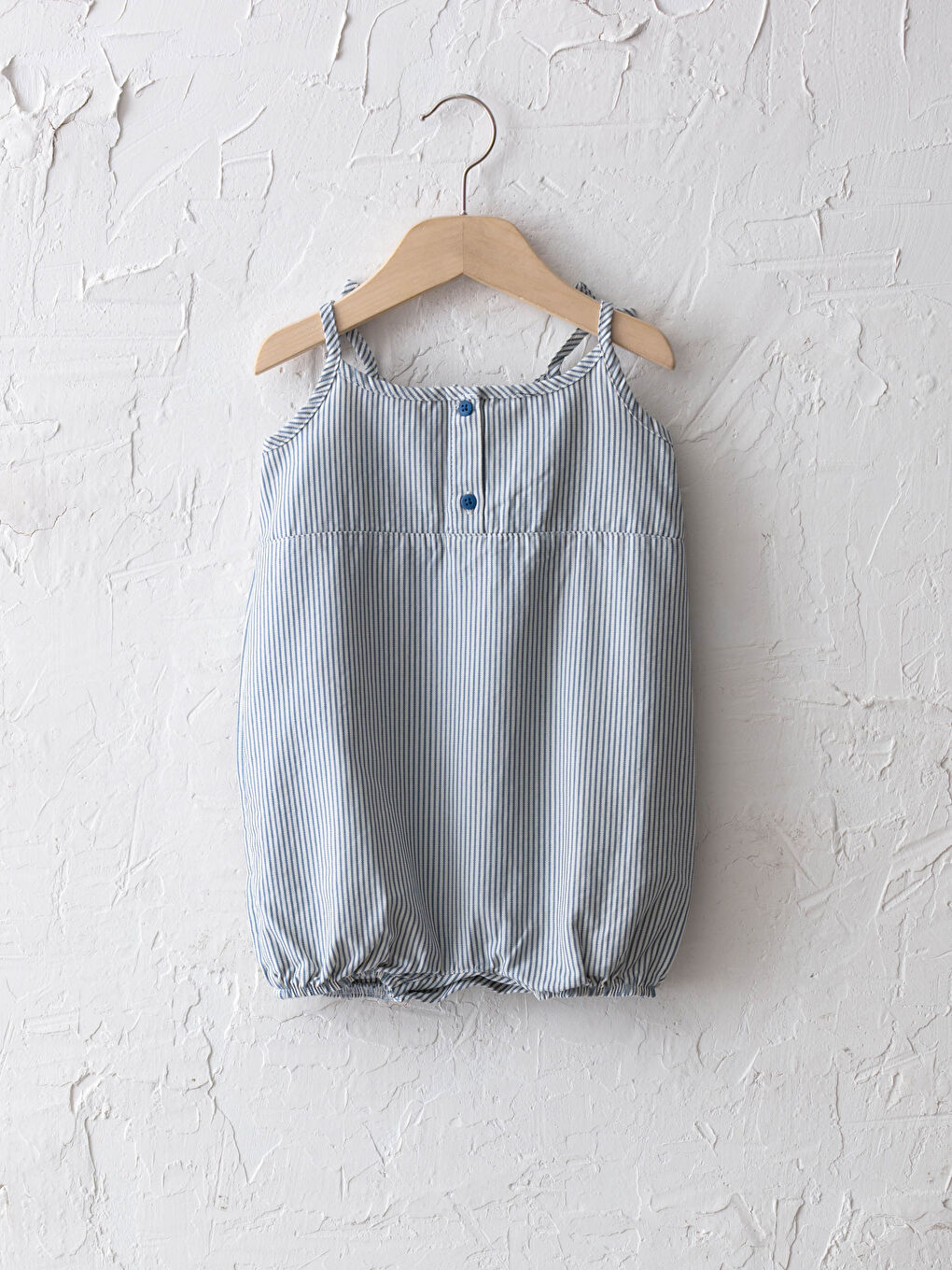 Комбинезон из поплина для малышки девочки с полосками, вышивкой и бретелями-1