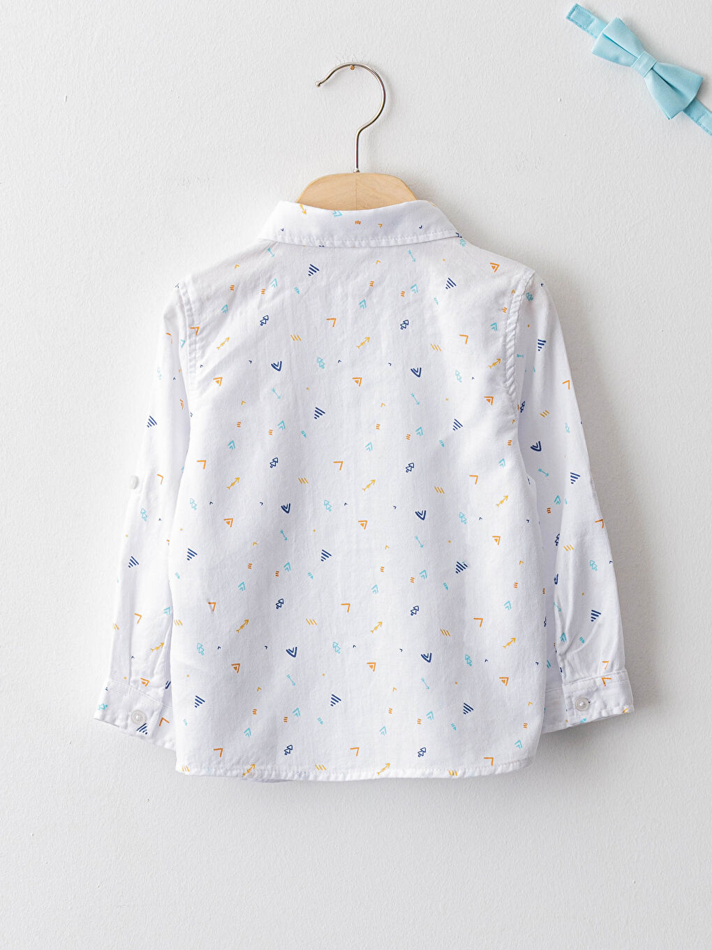 قميص قطن مطبوع بأكمام طويلة للأولاد الرضع مع ربطة عنق على شكل فراشة - طقم من قطعتين-1