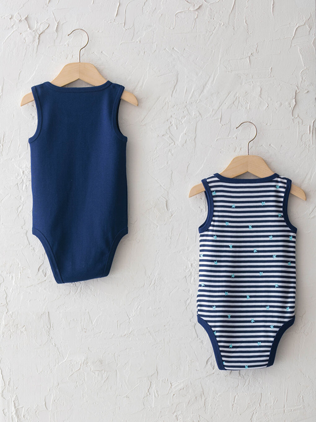 Боди для малышей мальчиков без рукавов с круглым вырезом и принтом с заклепками, 2 штуки-1