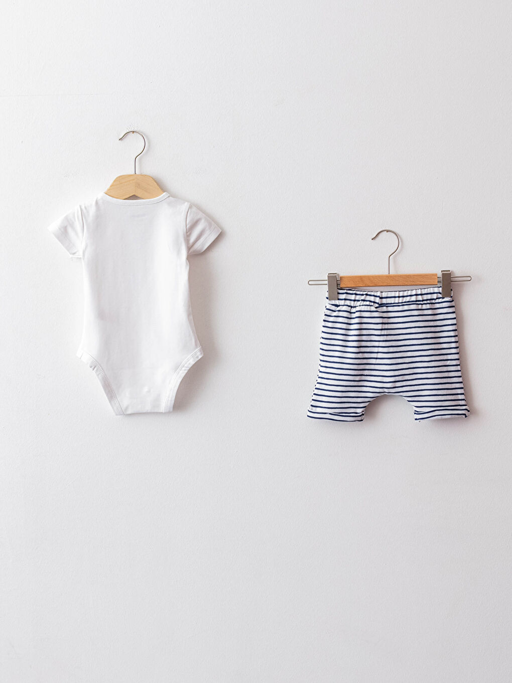 Beyaz Bisiklet Yaka Kısa Kollu Baskılı Pamuklu Erkek Bebek Çıtçıtlı Body ve Şort 2'li Takım-1