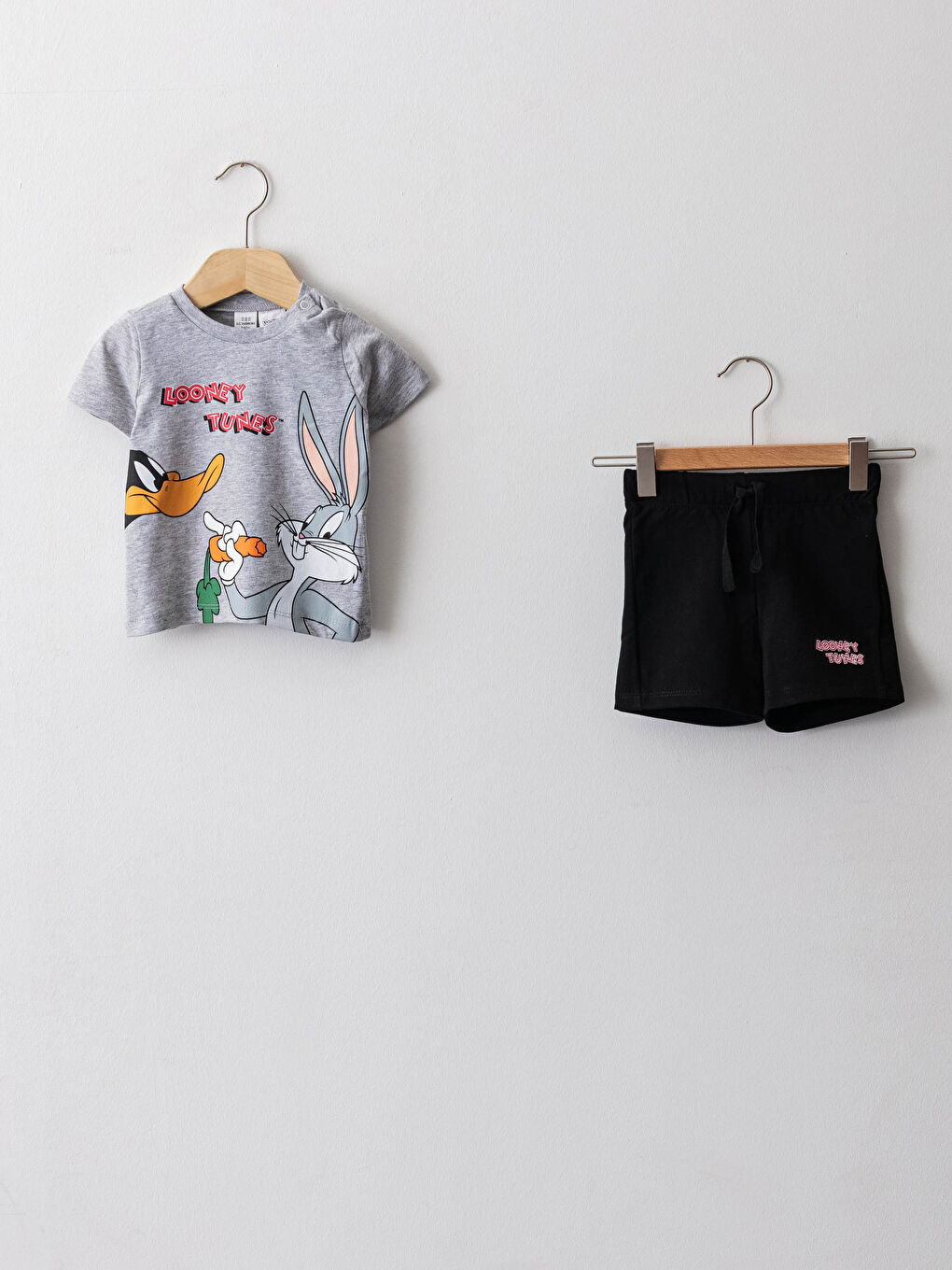 Crew Neck Short Sleeve Bugs Bunny Printed Cotton Baby Boy T-Shirt and Shorts 2-Piece Set