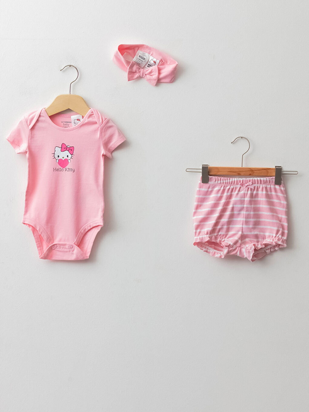 LCW baby Crew Neck Short Sleeve Hello Kitty Printed Baby Girl Snap Fastener Body Shorts and Hair Band 3 Piece Set -S19985Z1-GAT
