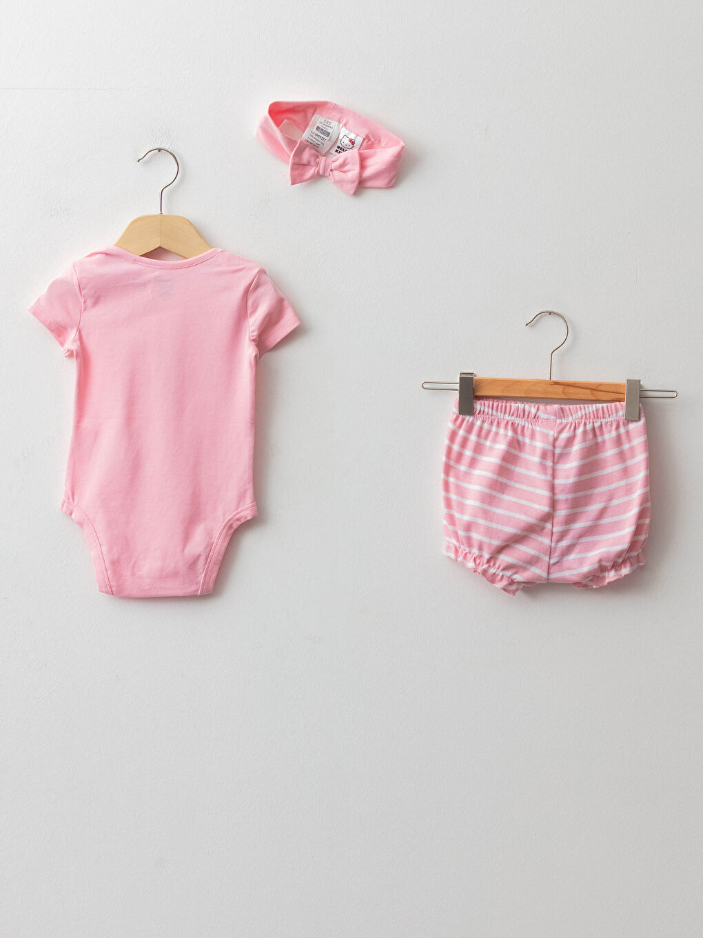 LCW baby Crew Neck Short Sleeve Hello Kitty Printed Baby Girl Snap Fastener Body Shorts and Hair Band 3 Piece Set -S19985Z1-GAT