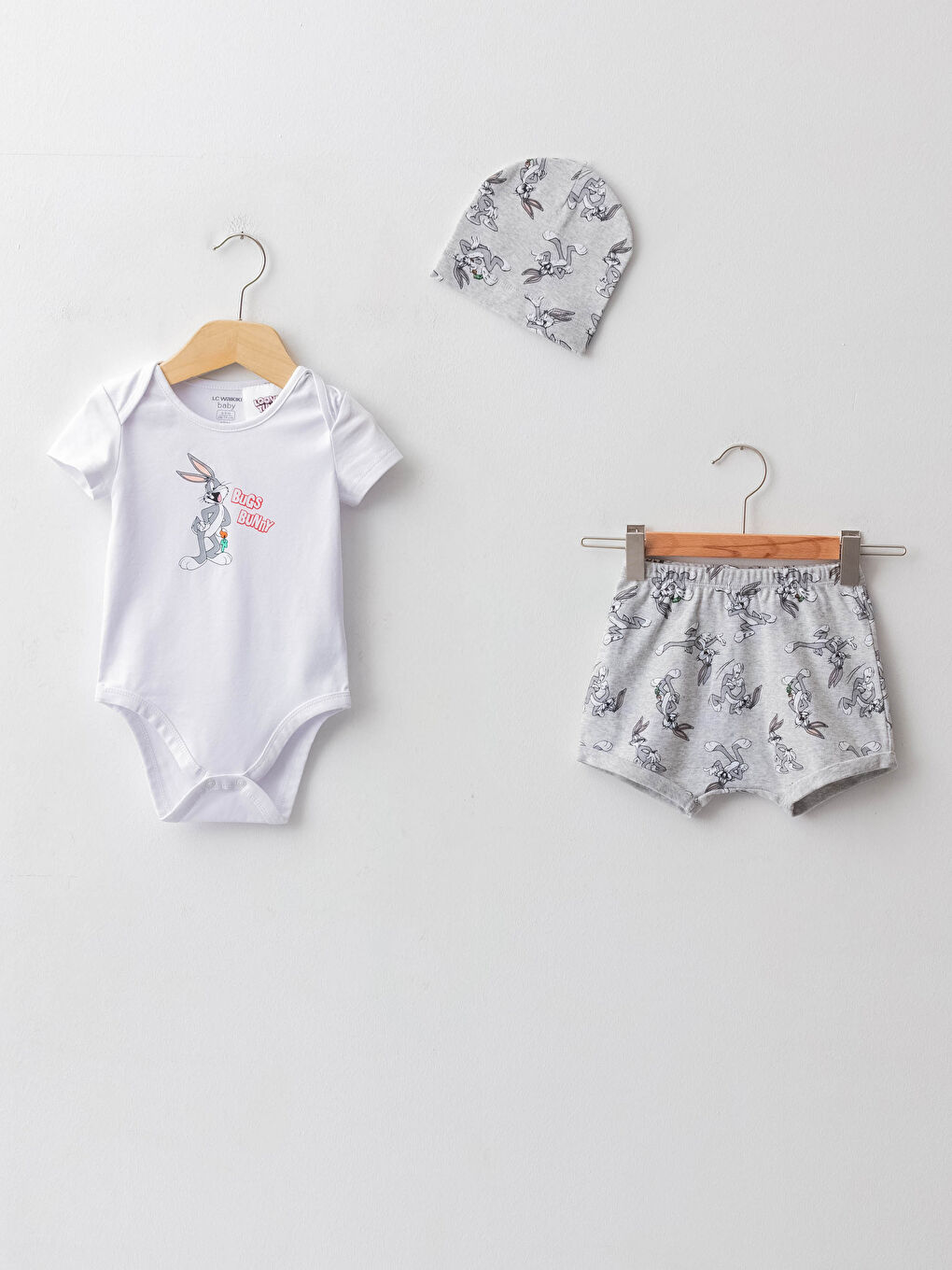 Beyaz Bisiklet Yaka Kısa Kollu Bugs Bunny Baskılı Pamuklu Erkek Bebek 3'lü Takım