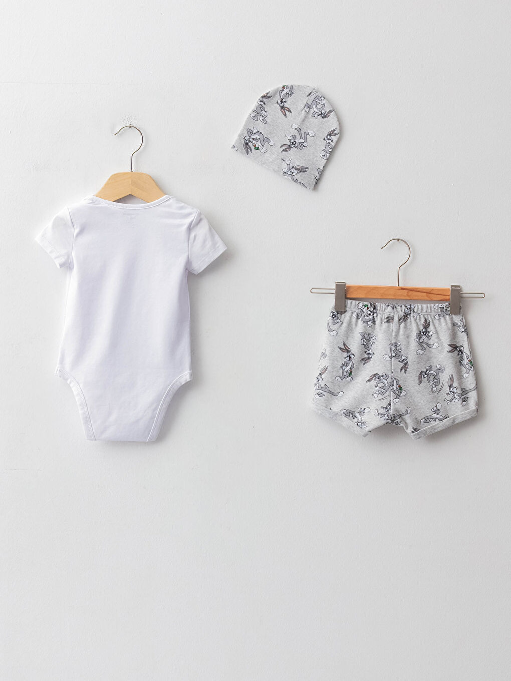Beyaz Bisiklet Yaka Kısa Kollu Bugs Bunny Baskılı Pamuklu Erkek Bebek 3'lü Takım-1