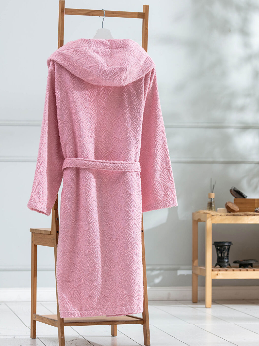 Pembe Kapüşonlu Jakarlı Kadın Bornoz-1