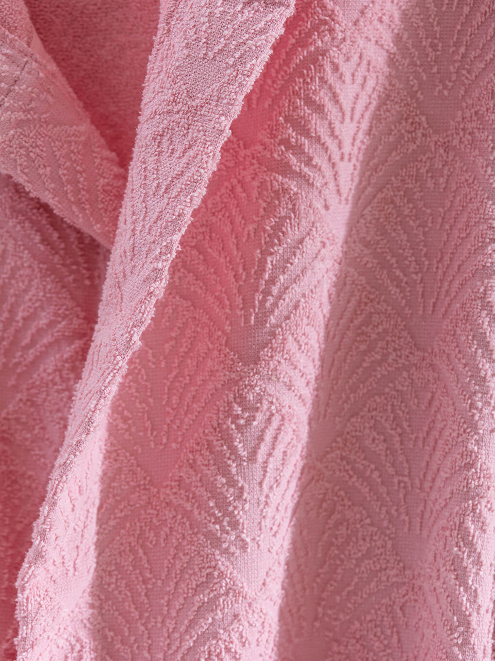 Pembe Kapüşonlu Jakarlı Kadın Bornoz-2