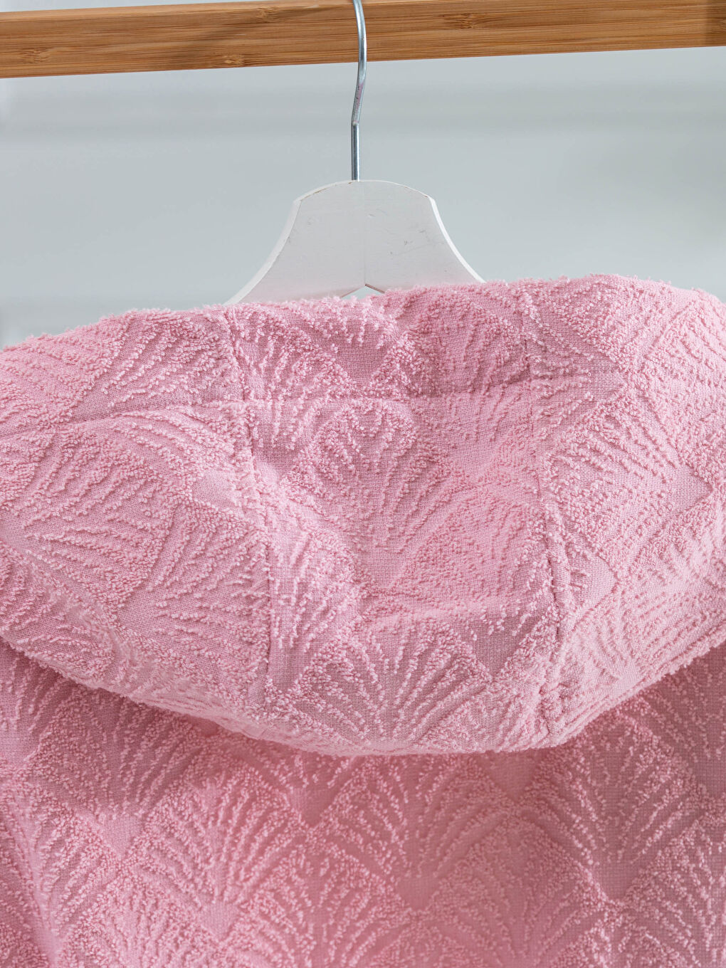 Pembe Kapüşonlu Jakarlı Kadın Bornoz-3