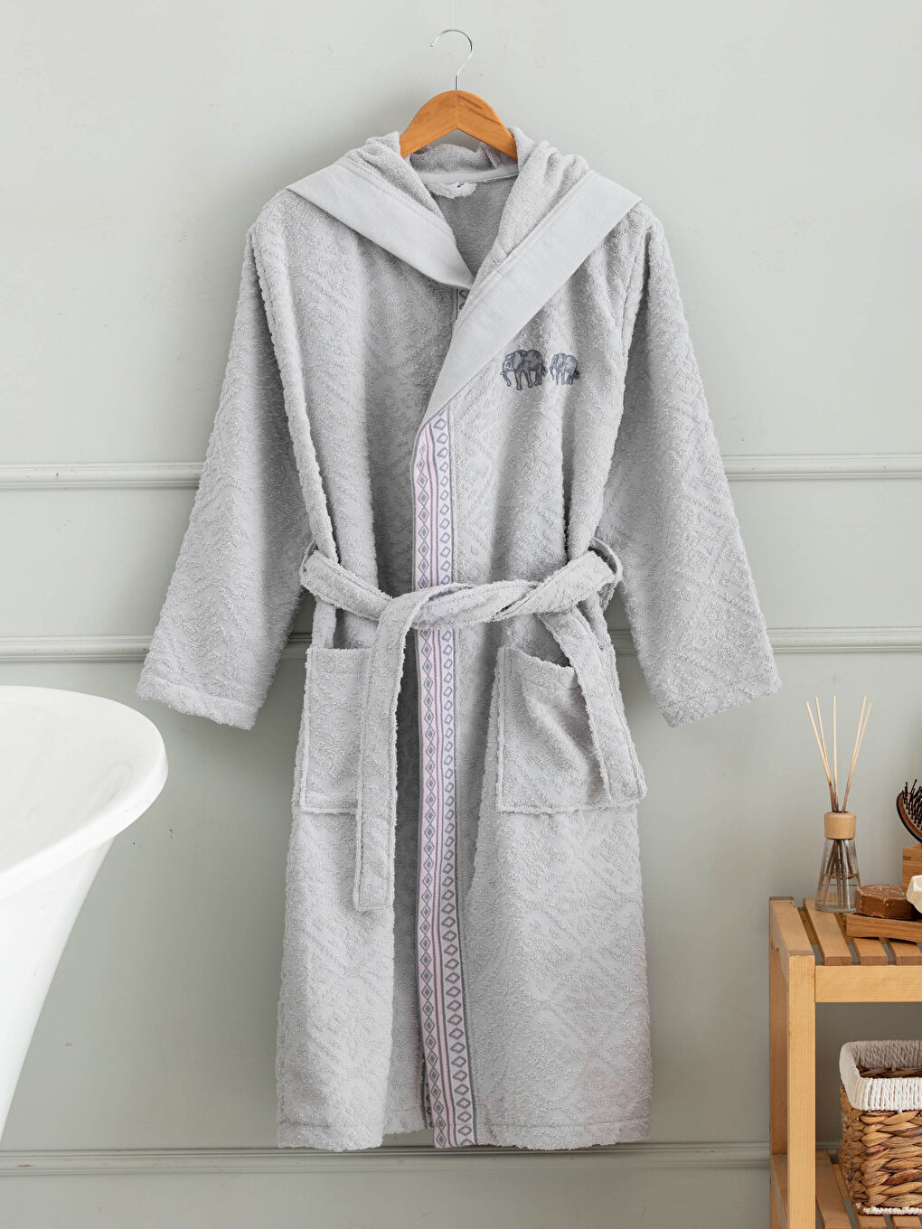 Gri Kapüşon Yaka Jakarlı Kadın Bornoz