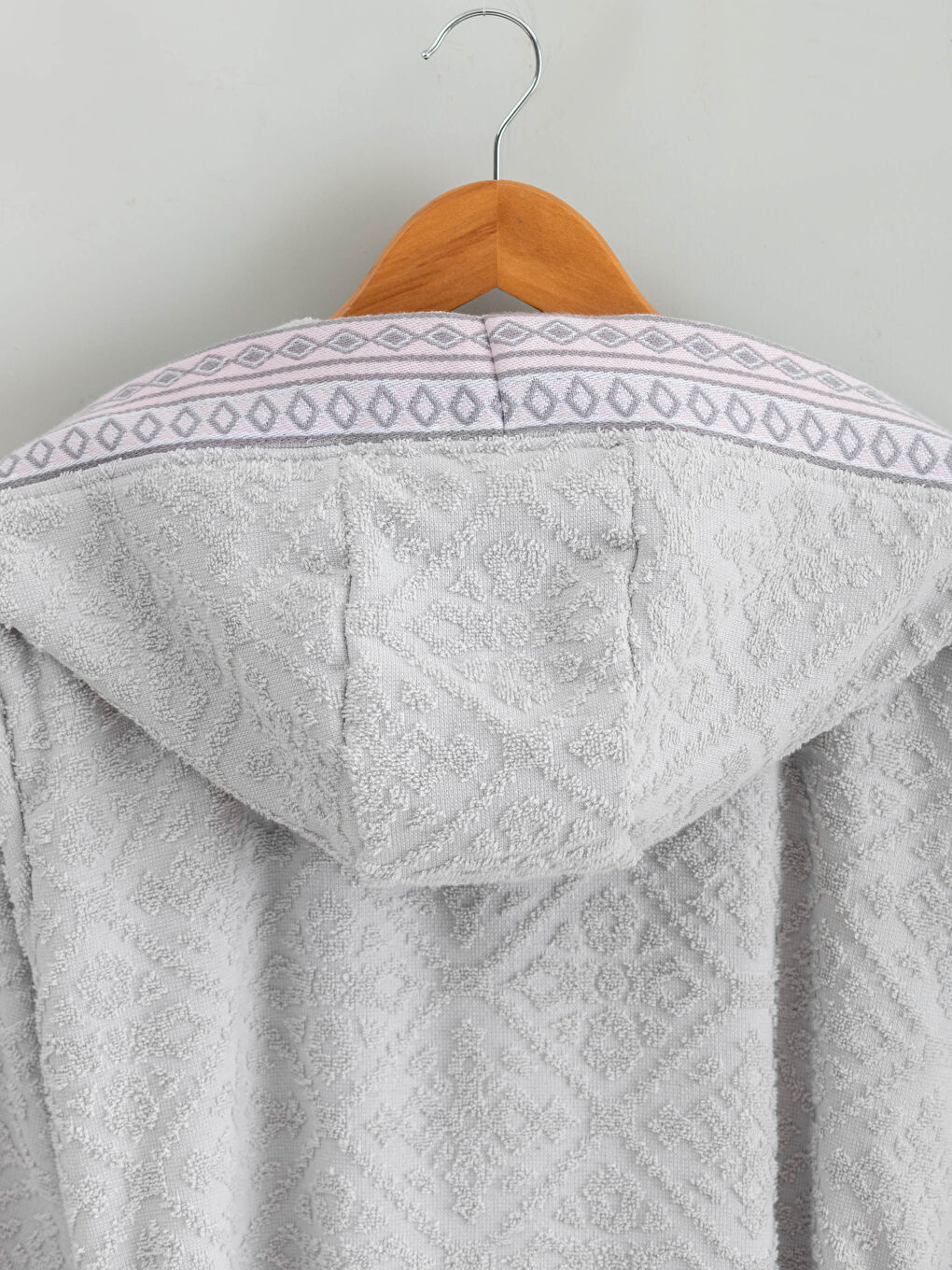 Gri Kapüşon Yaka Jakarlı Kadın Bornoz-4