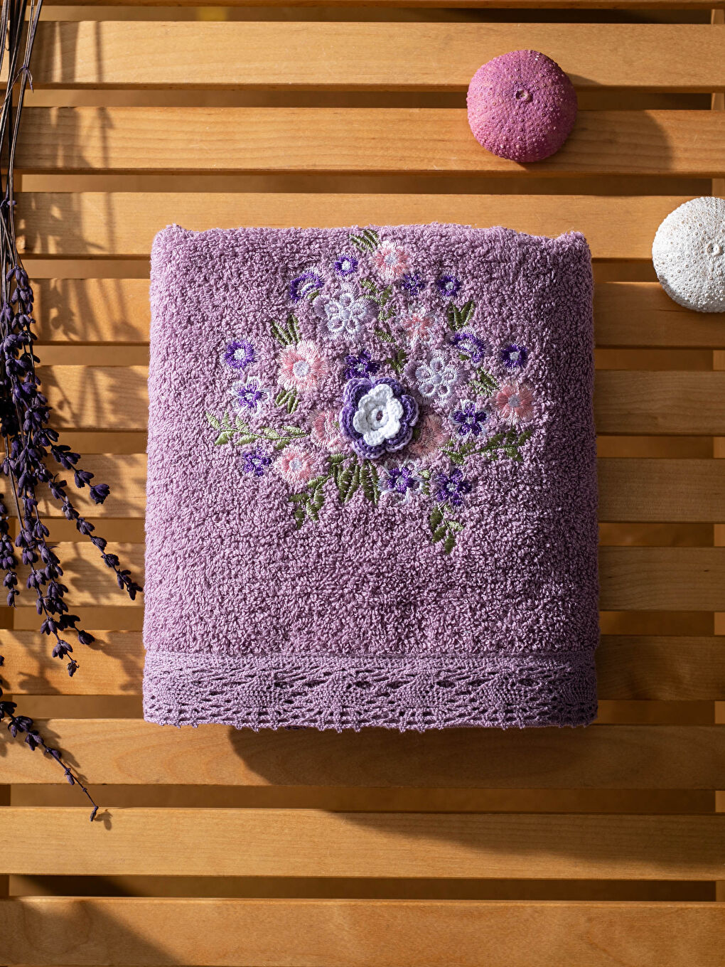 Mor Dantel Detaylı Nakışlı Yüz Havlusu 50x80 cm