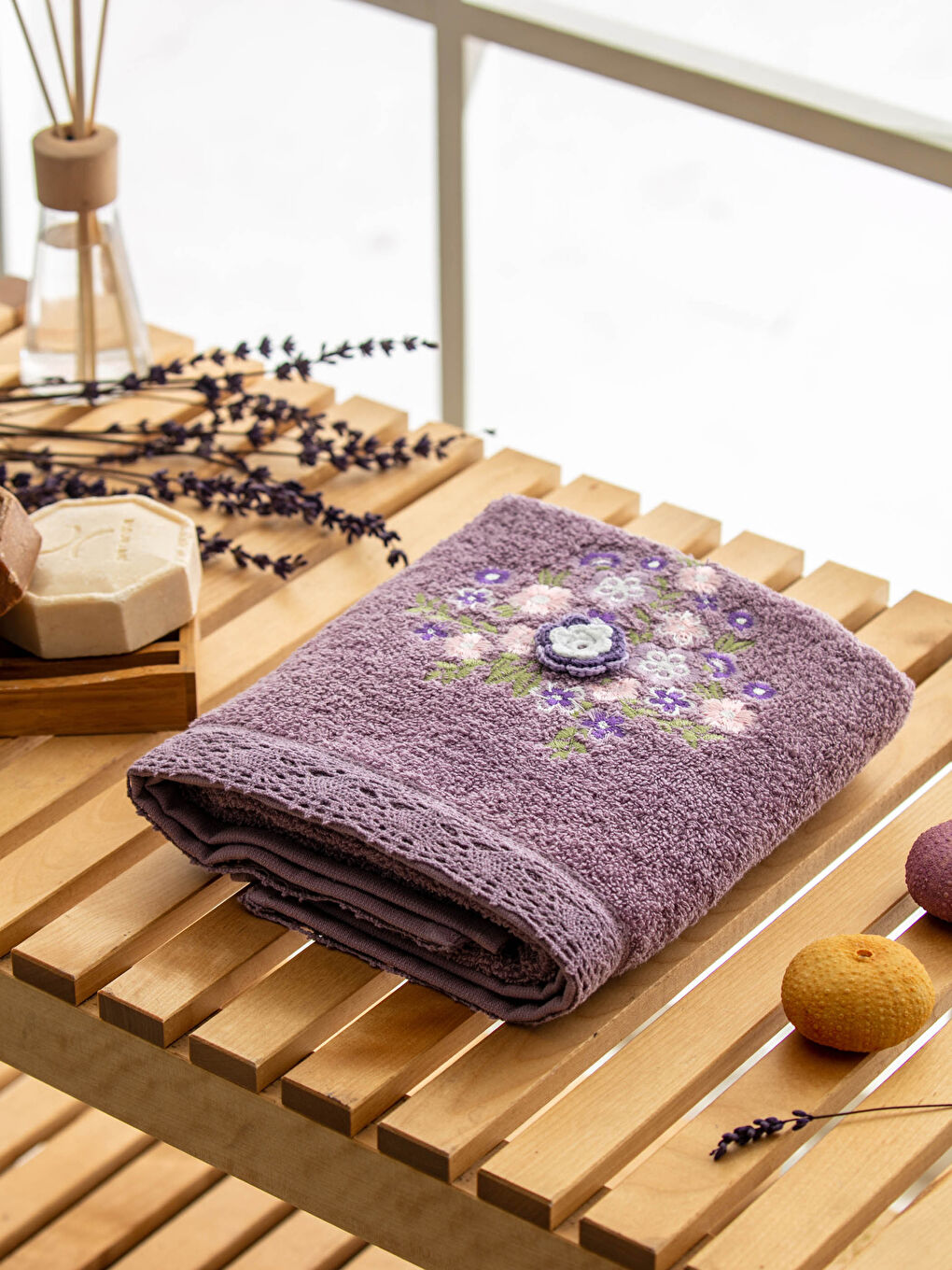 Mor Dantel Detaylı Nakışlı Yüz Havlusu 50x80 cm-1