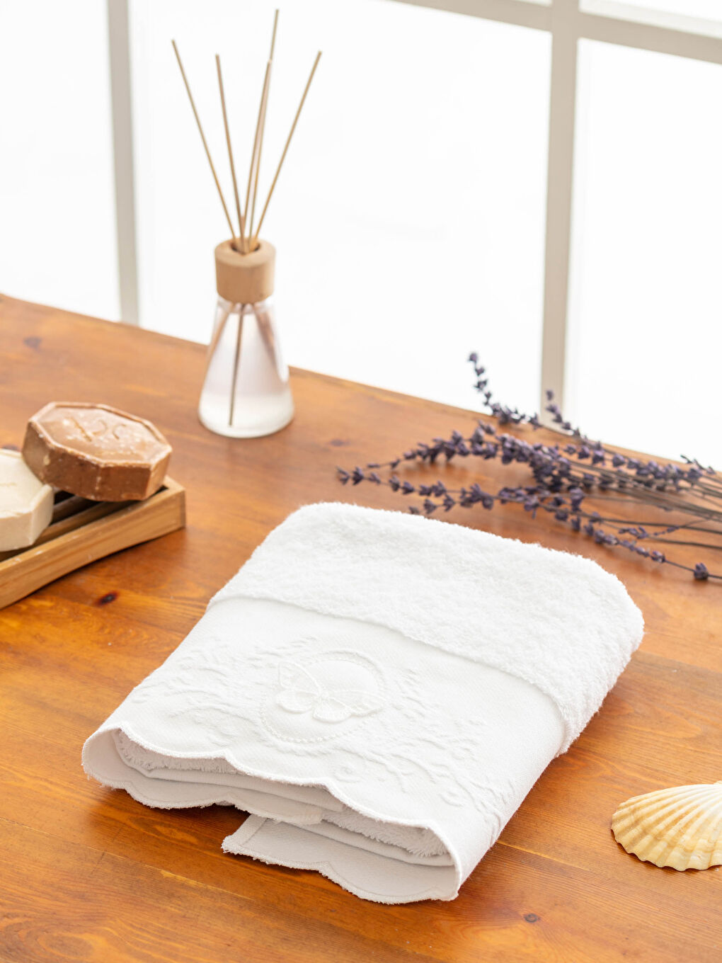 Beyaz Nakışlı Yüz Havlusu 50x80 cm