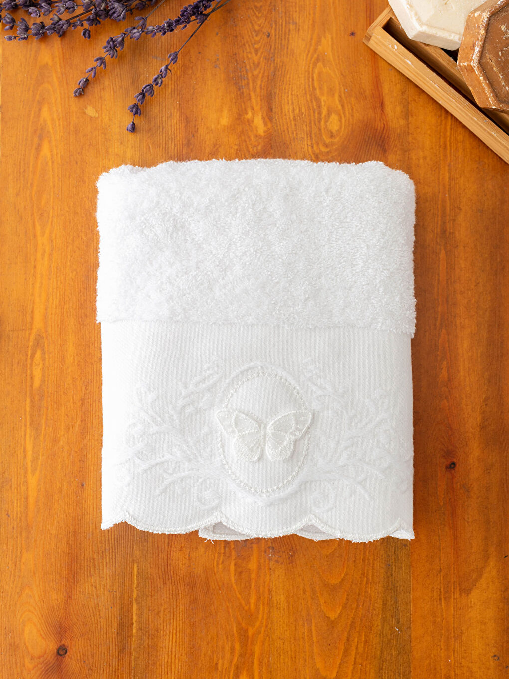 Beyaz Nakışlı Yüz Havlusu 50x80 cm-1