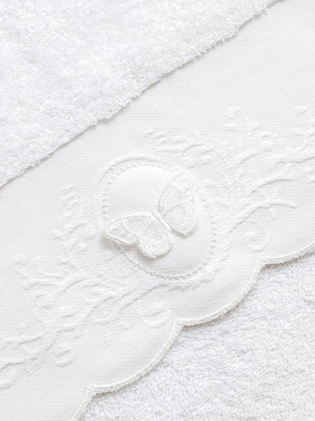 Beyaz Nakışlı Yüz Havlusu 50x80 cm-3