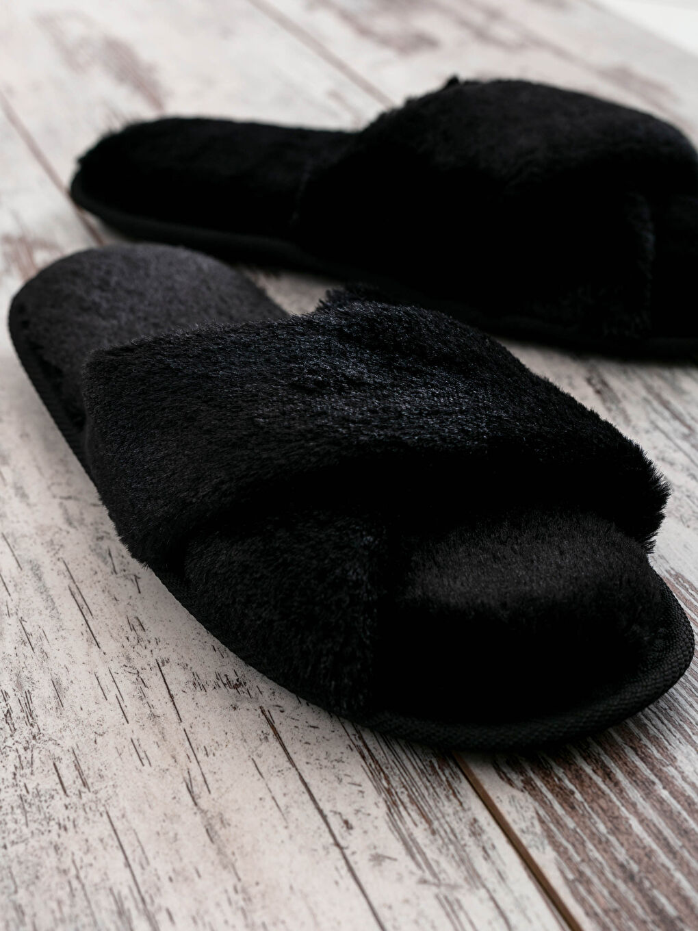 Siyah Pelüş Çapraz Bant Kadın Ev Terliği-1