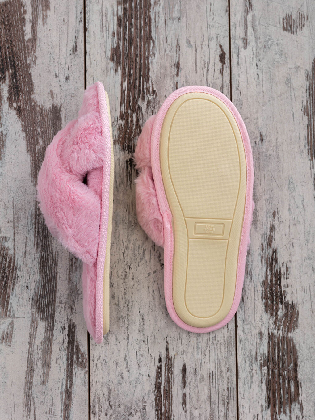 Pembe Pelüş Çapraz Bant Kadın Ev Terliği-1