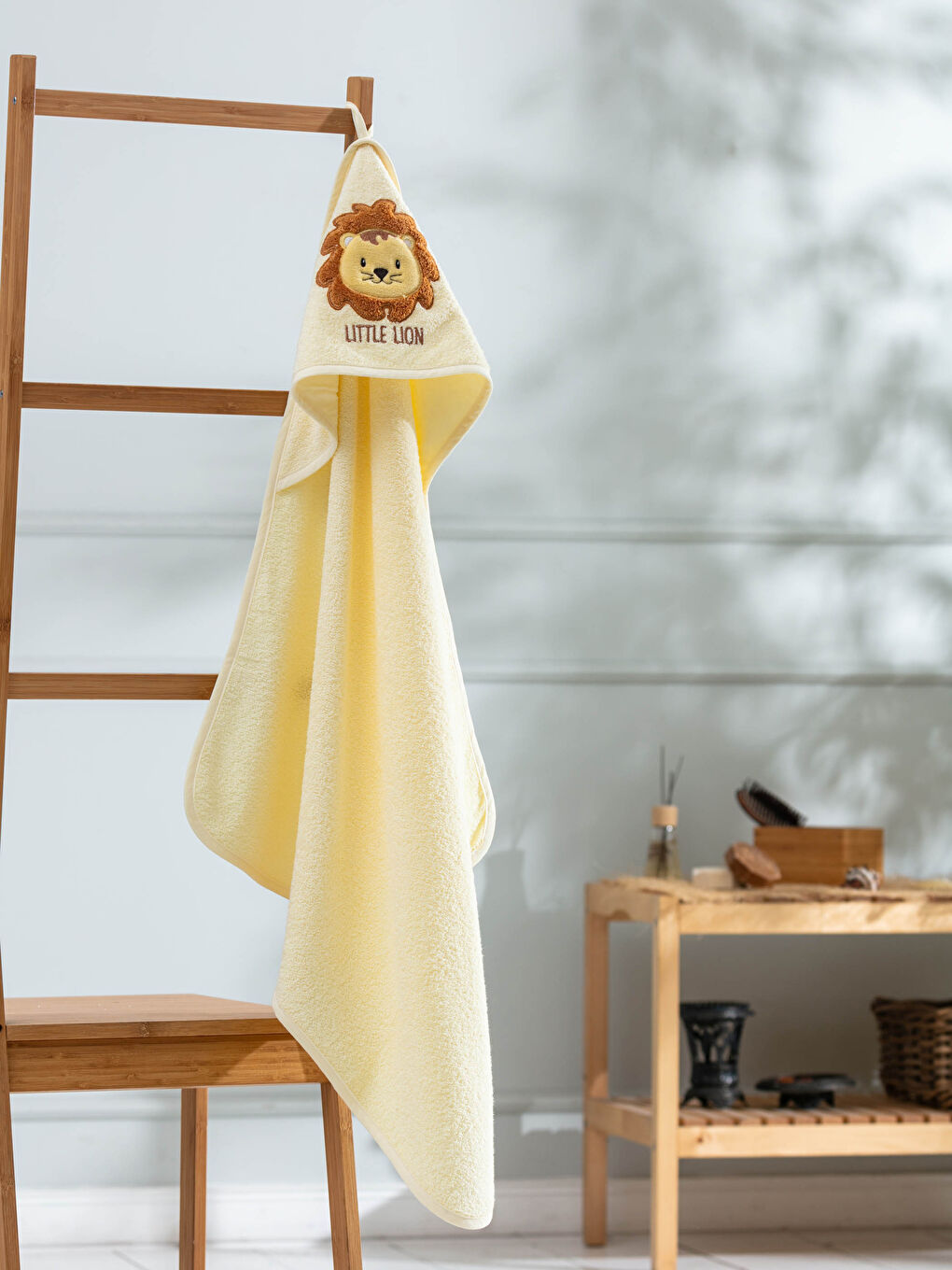 Serviette de bain bébé garçon avec détails brodés