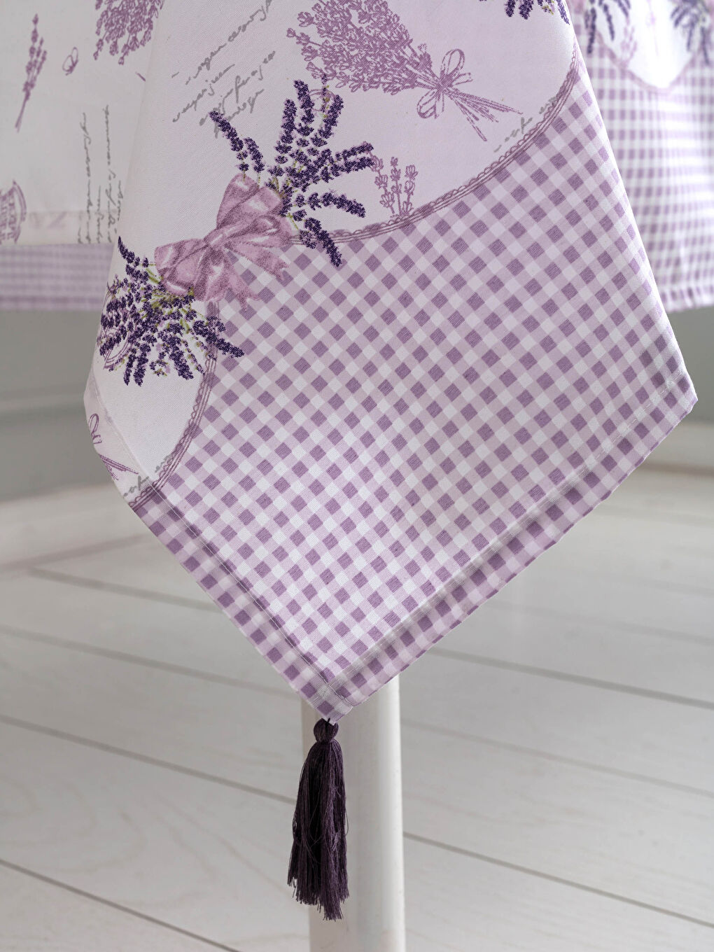 Printed Tasseled Table Cloth 150x200 Cm-1