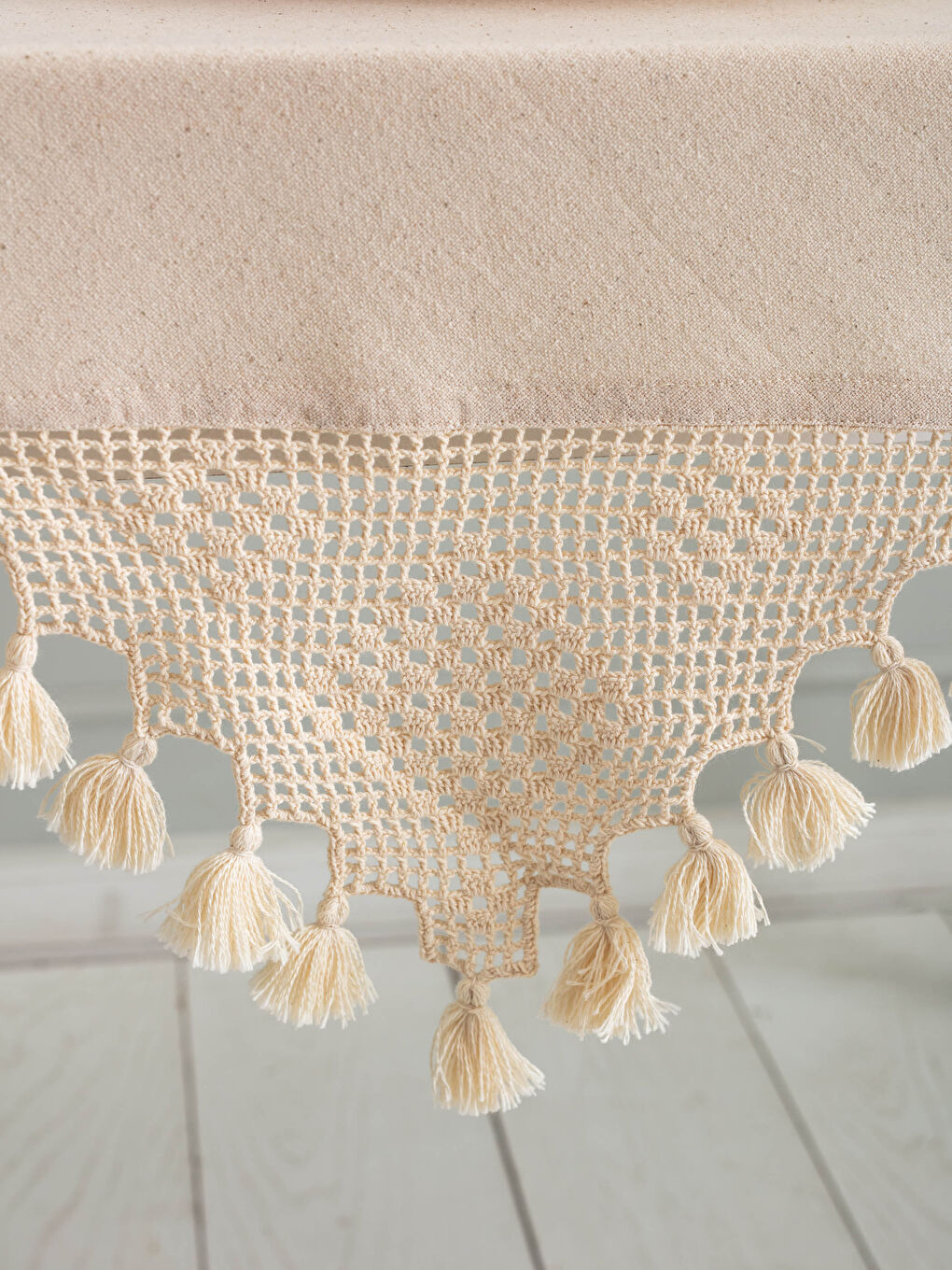 Ekru Etnik Nakışlı Püsküllü Masa Örtüsü 90x90 cm-1