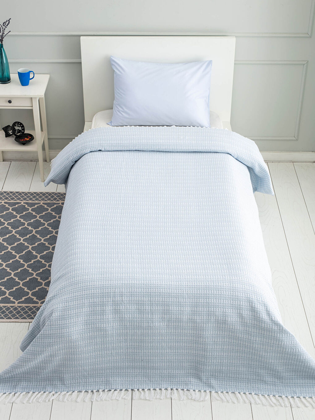 Mavi Tek Kişilik Kendinden Desenli Püsküllü Yatak Örtüsü 160x230 cm-1