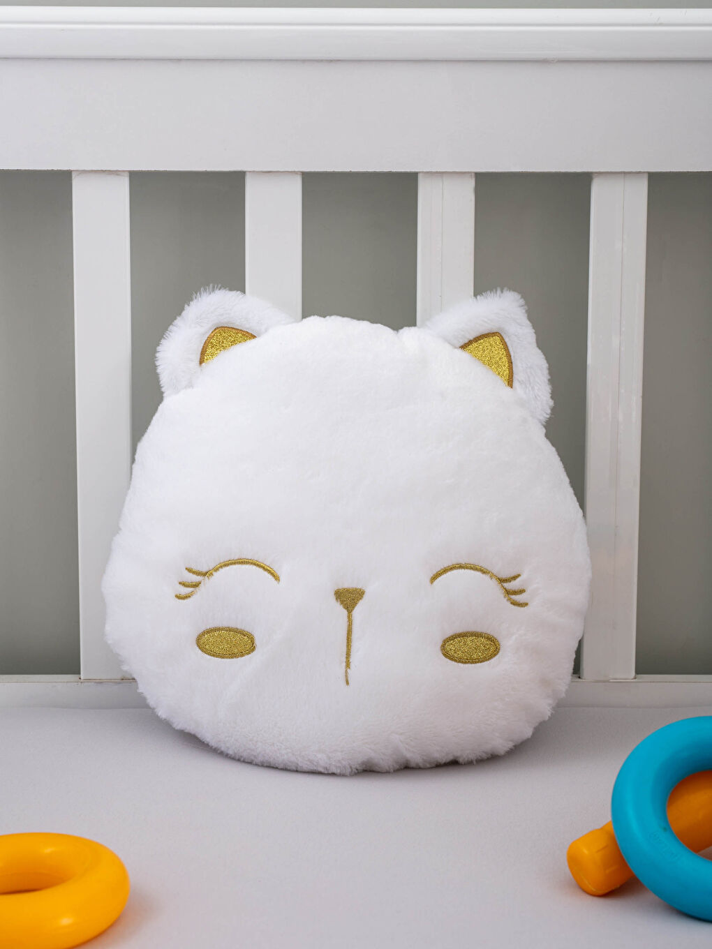 وسادة قطيفة مطرزة مليانة