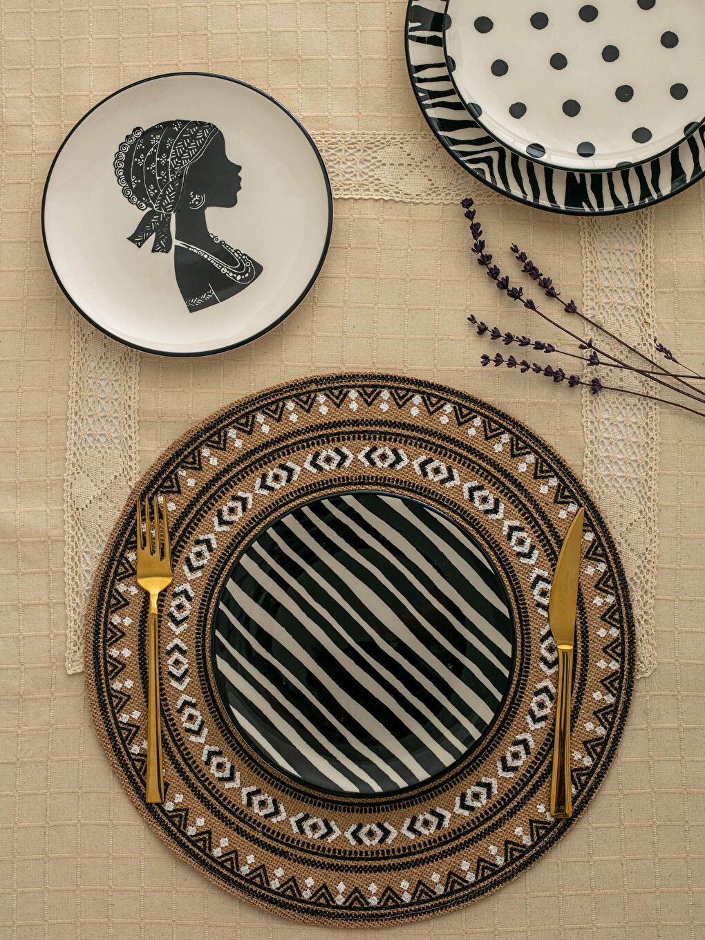 Siyah Seramik Desenli Pasta Tabağı