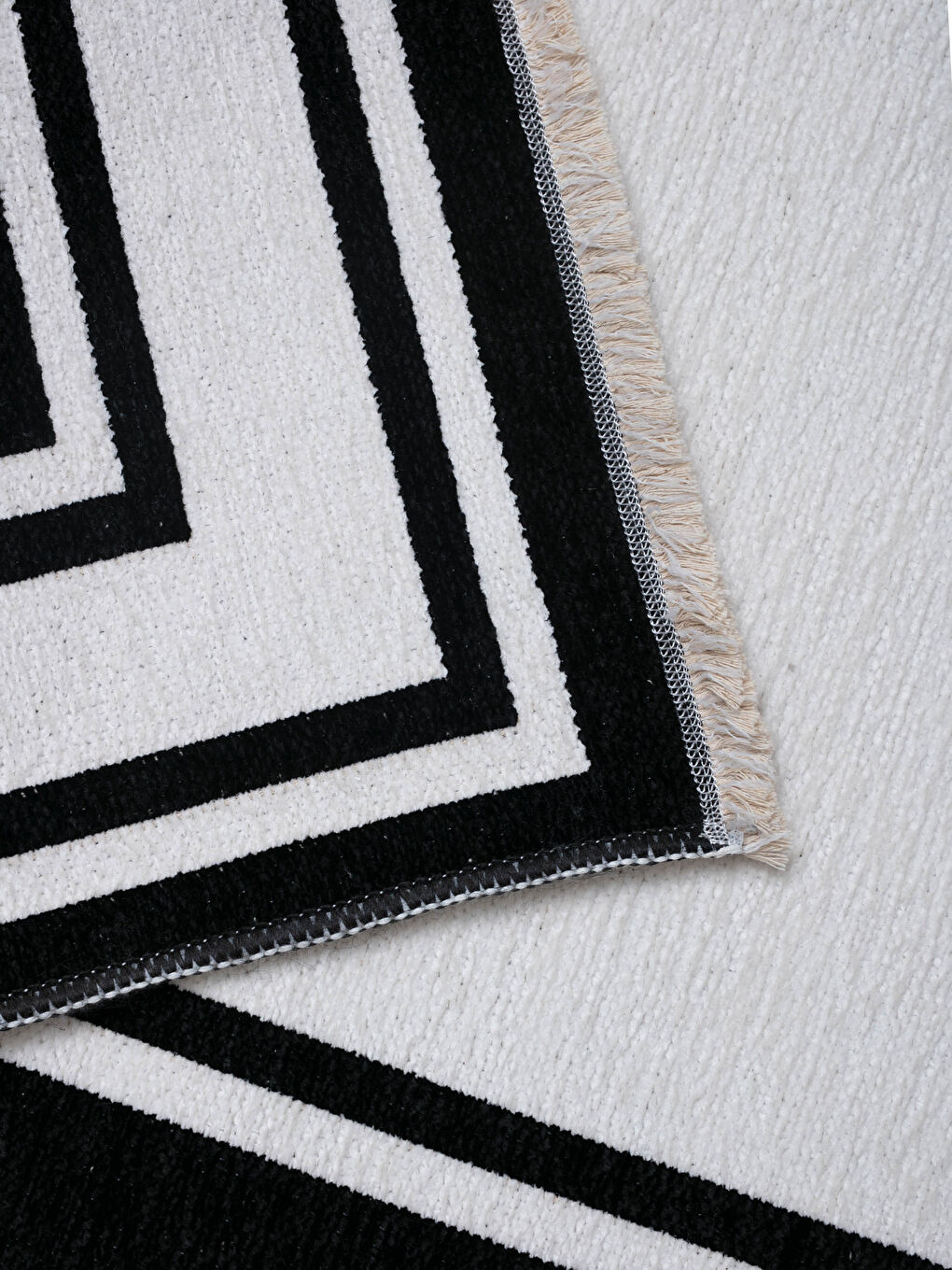 Siyah Saçak Detaylı Desenli Jakarlı Halı 75x150 cm-4