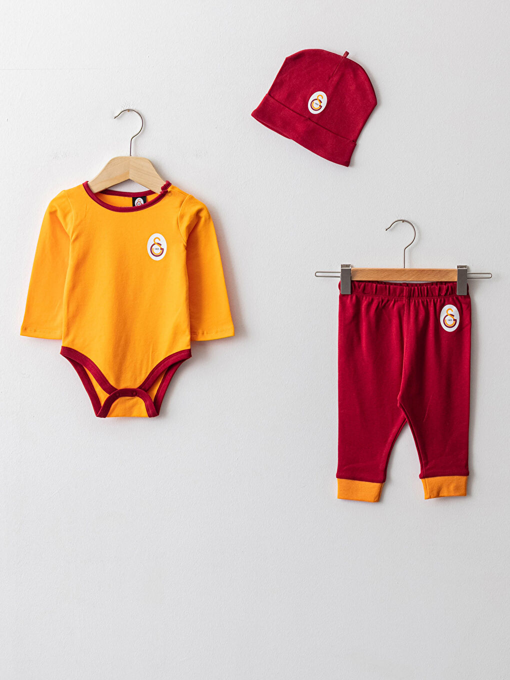 Turuncu Bisiklet Yaka Uzun Kollu Pamuklu Galatasaray Baskılı Unisex Bebek Taraftar 3'lü Takım