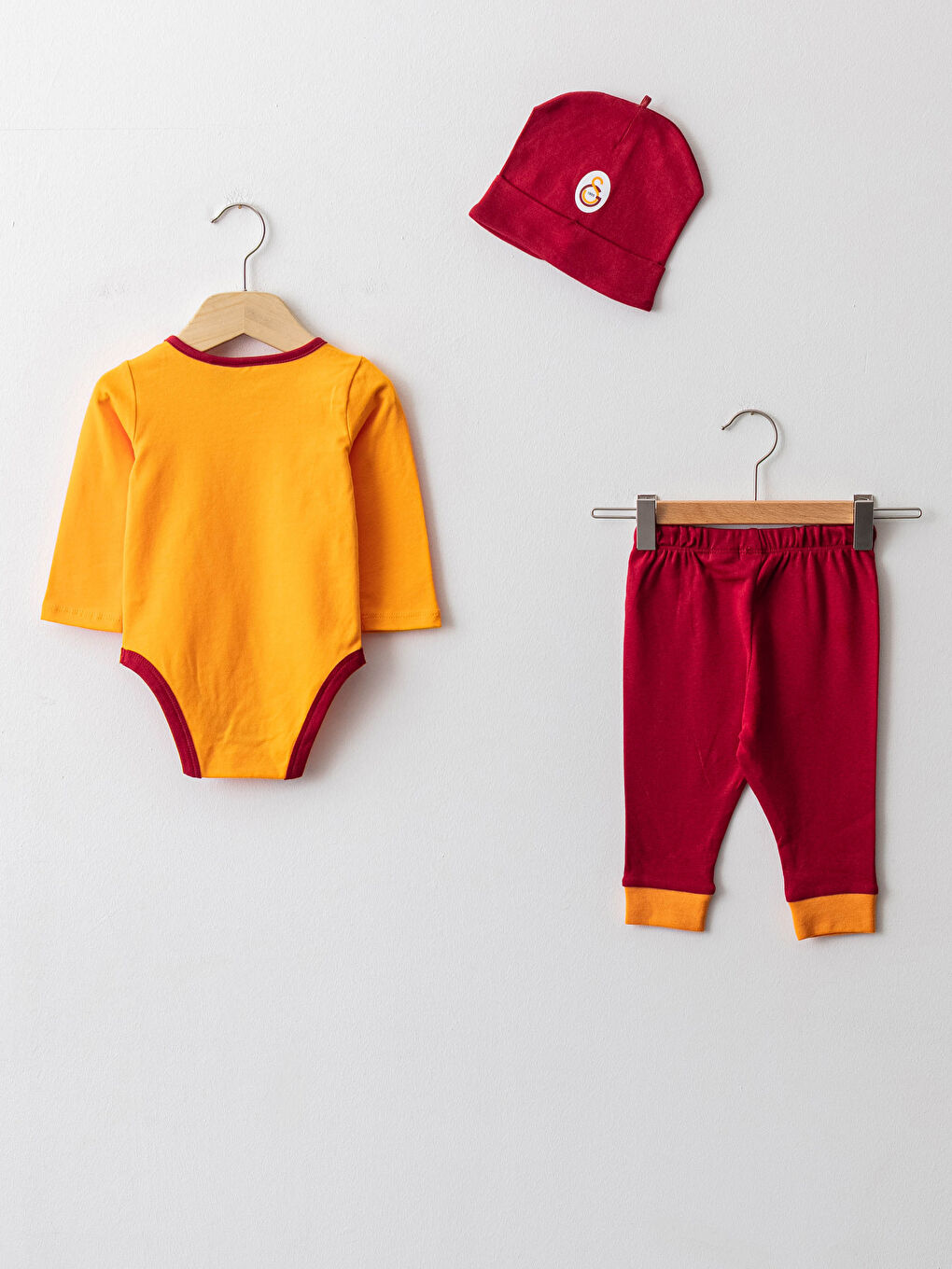 Turuncu Bisiklet Yaka Uzun Kollu Pamuklu Galatasaray Baskılı Unisex Bebek Taraftar 3'lü Takım-1