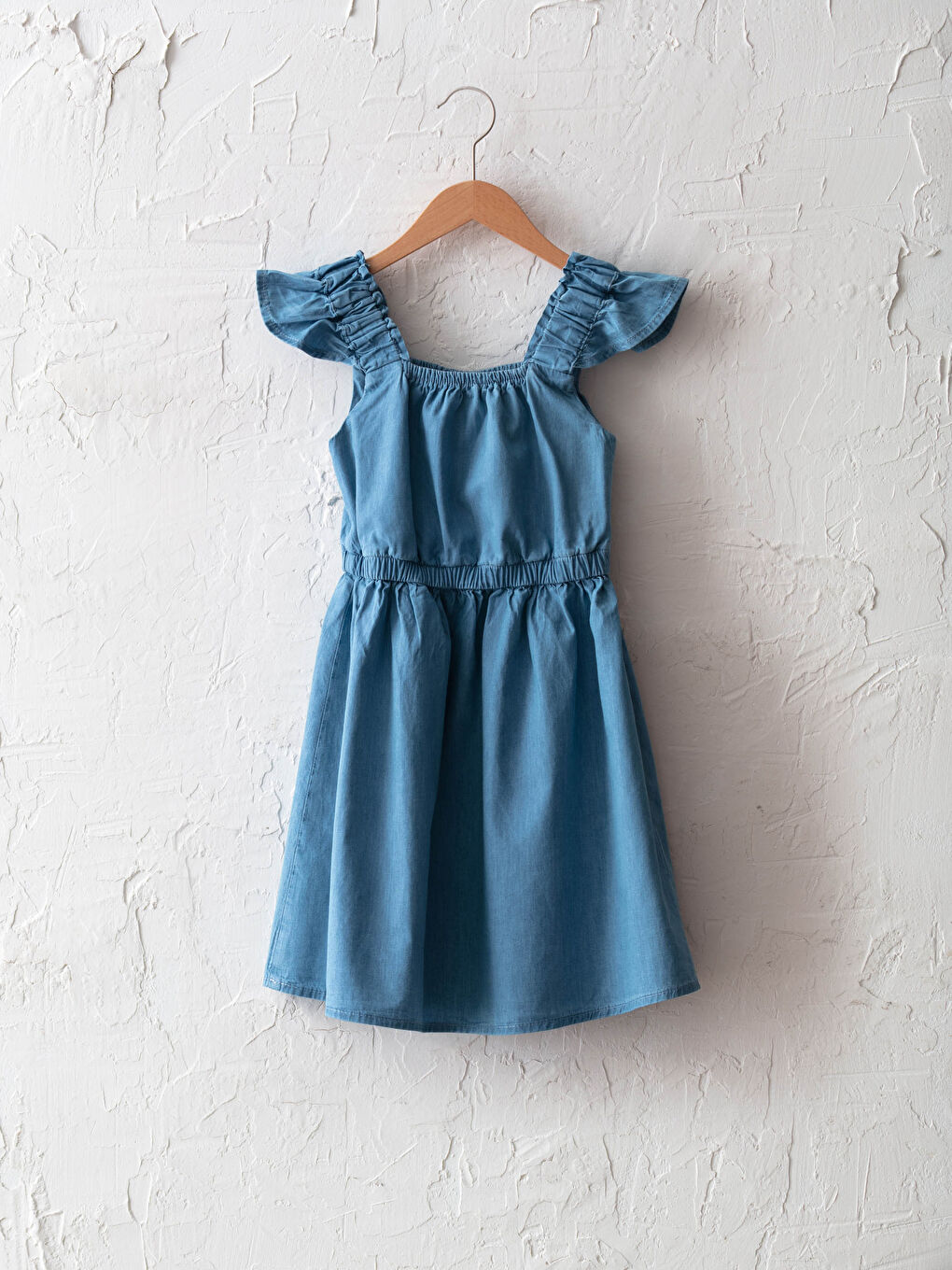 Базовое джинсовое платье для девочек с оборками