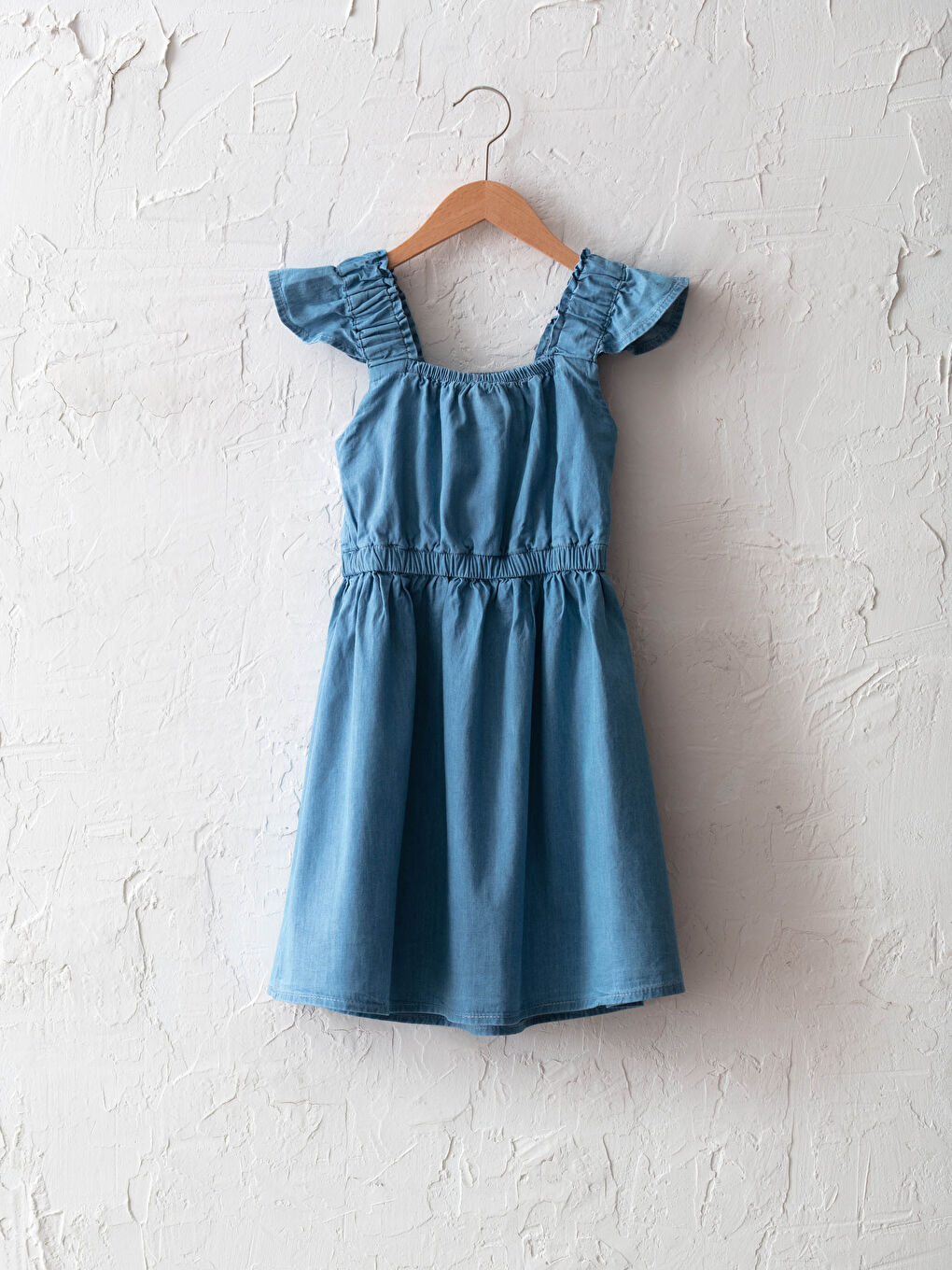 Базовое джинсовое платье для девочек с оборками-1
