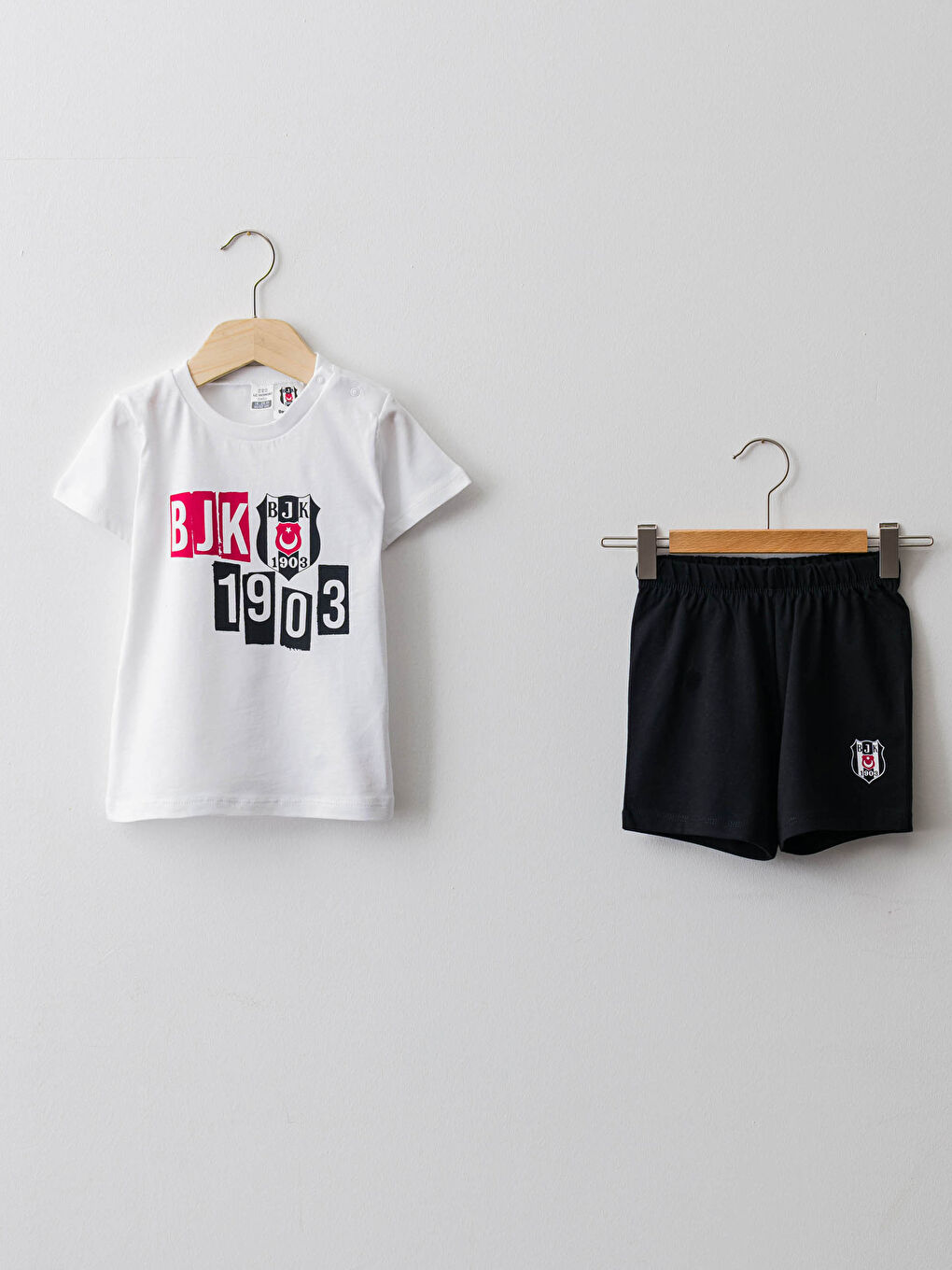 Beyaz Bisiklet Yaka Kısa Kollu Beşiktaş Baskılı Pamuklu Erkek Bebek Taraftar Pijama Takımı