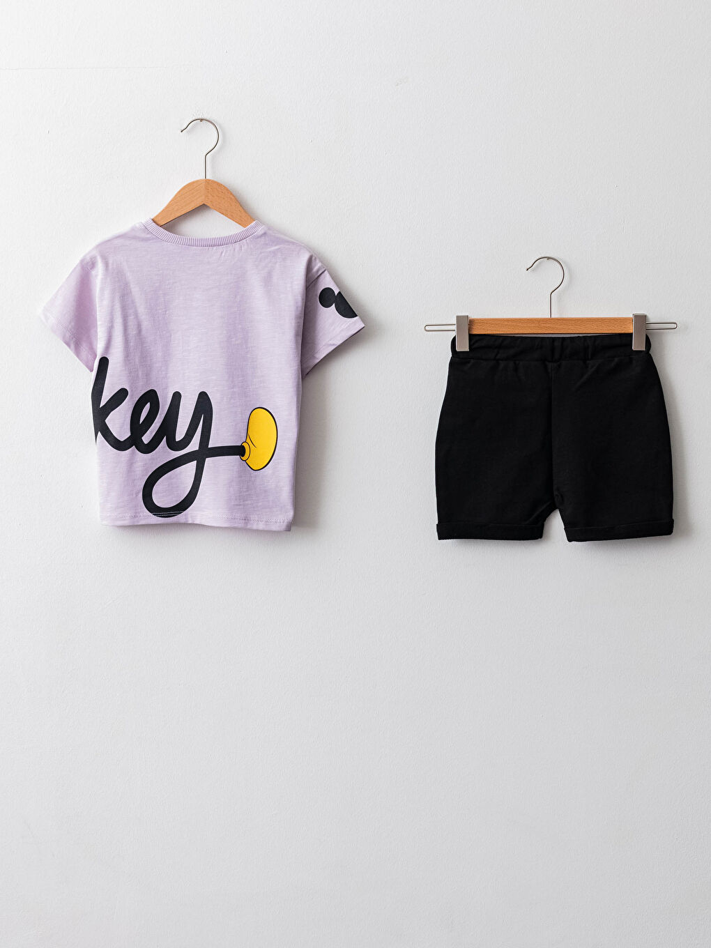 طقم تيشيرت بأكمام قصيرة ورقبة دائرية مطبوع ميكي ماوس للأولاد الرضع مع شورت - عبوة من قطعتين-1