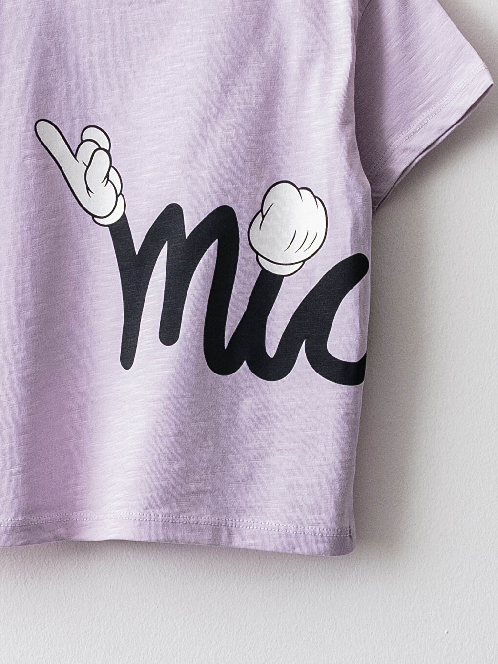 طقم تيشيرت بأكمام قصيرة ورقبة دائرية مطبوع ميكي ماوس للأولاد الرضع مع شورت - عبوة من قطعتين-2