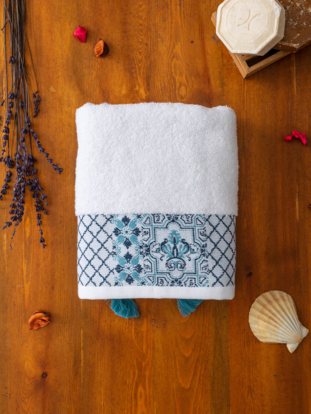 Beyaz Nakış Detaylı Jakarlı Yüz Havlusu