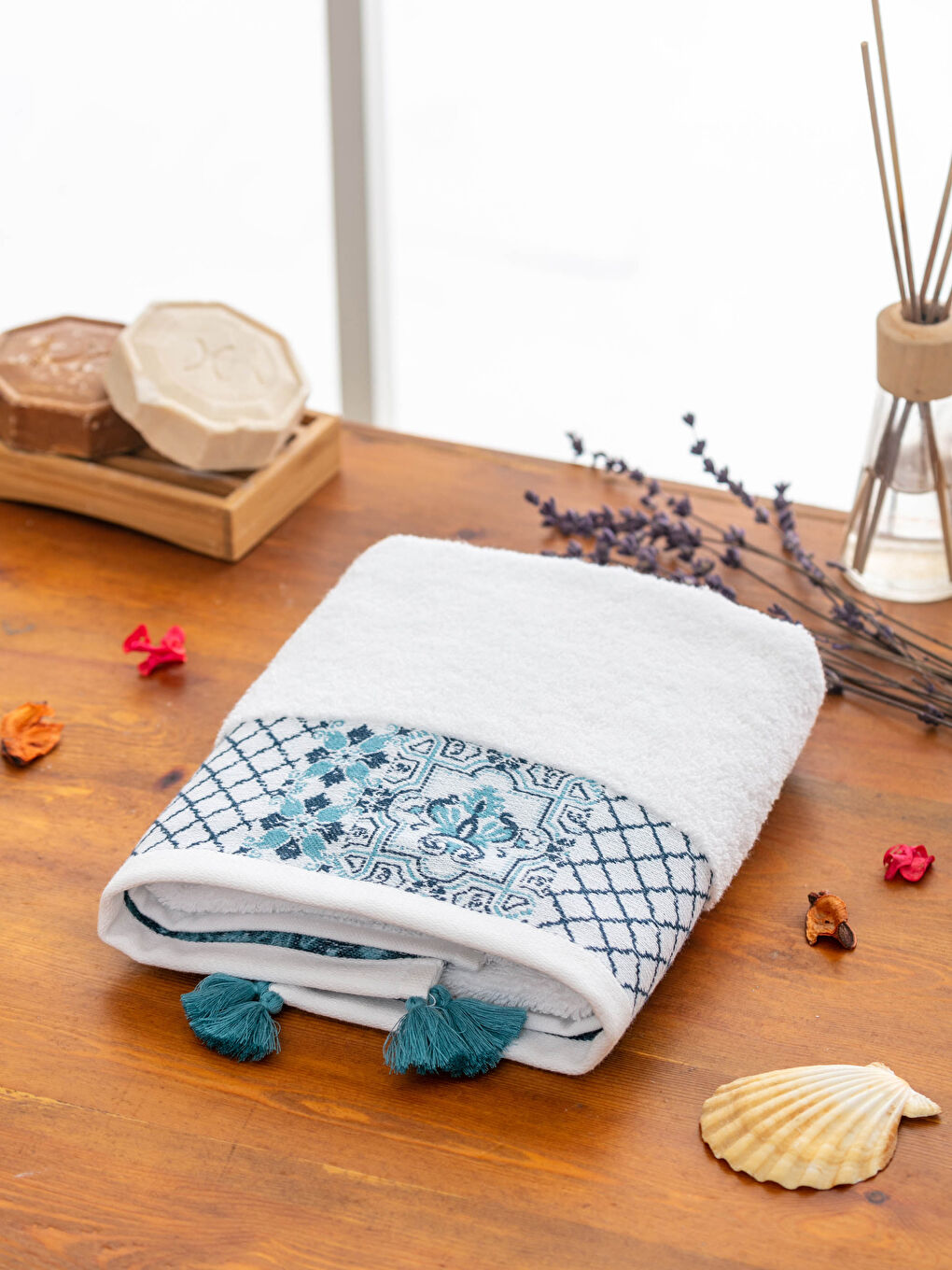 Beyaz Nakış Detaylı Jakarlı Yüz Havlusu-1