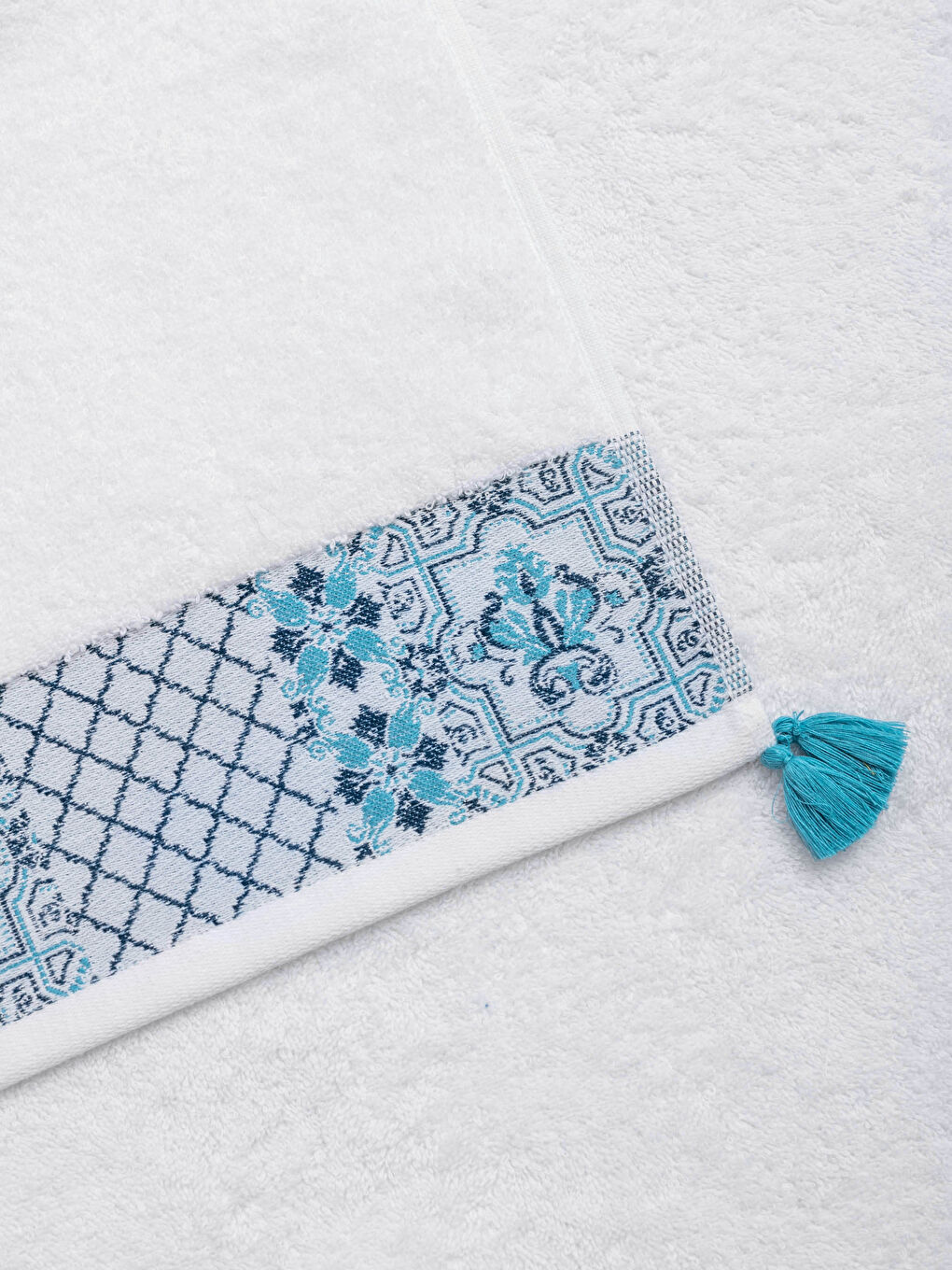 Beyaz Nakış Detaylı Jakarlı Yüz Havlusu-2