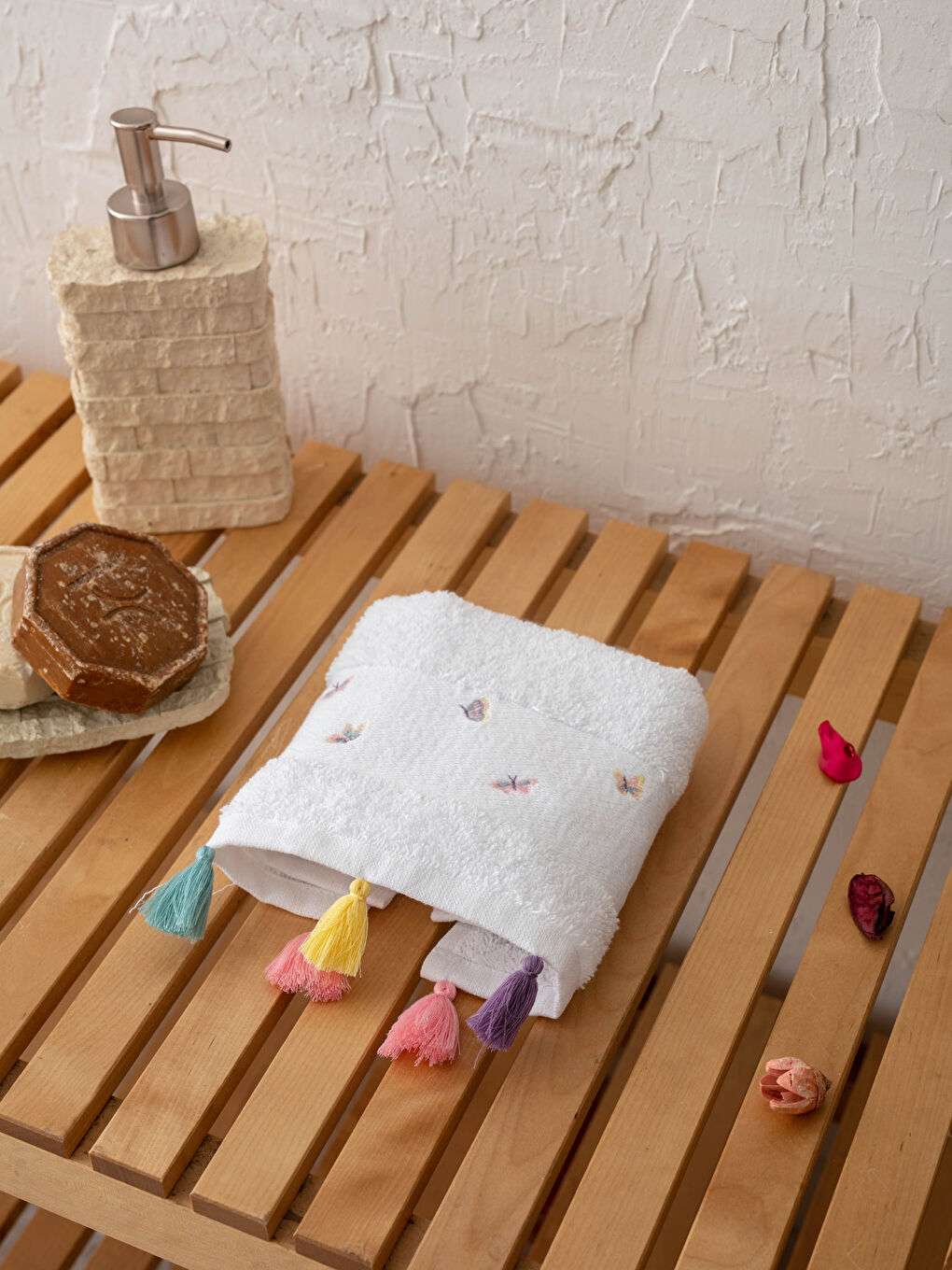 Beyaz Nakış Detaylı Püskül El Havlusu 30x50 cm-1