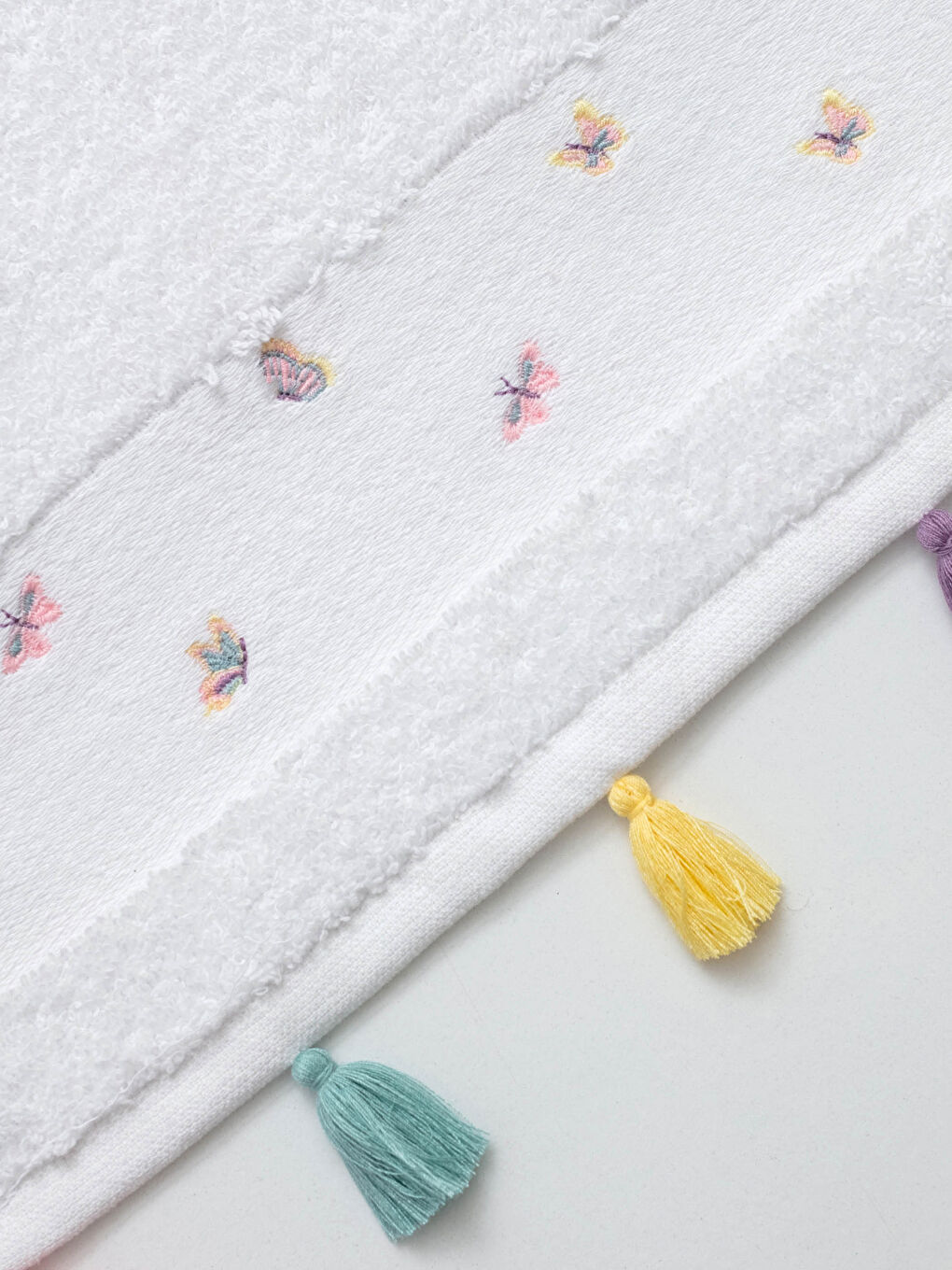 Beyaz Nakış Detaylı Püskül El Havlusu 30x50 cm-3
