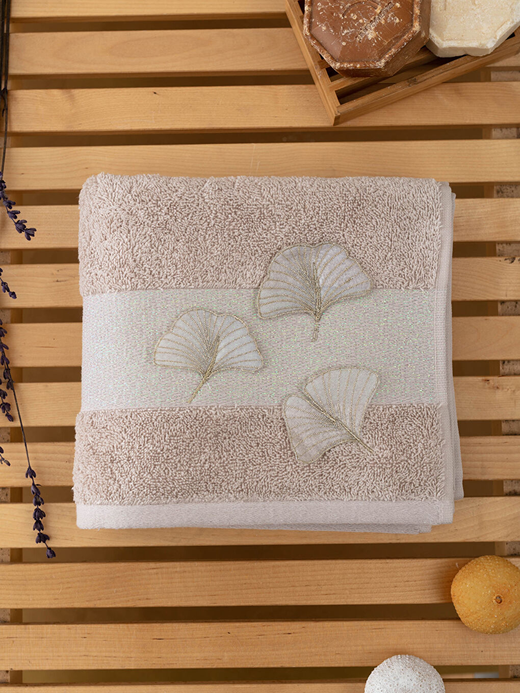 Bej Çiçek Nakışlı Yüz Havlusu 50x80 cm