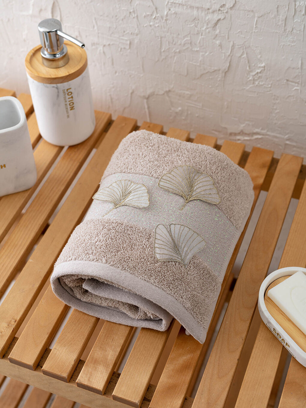 Bej Çiçek Nakışlı Yüz Havlusu 50x80 cm-1