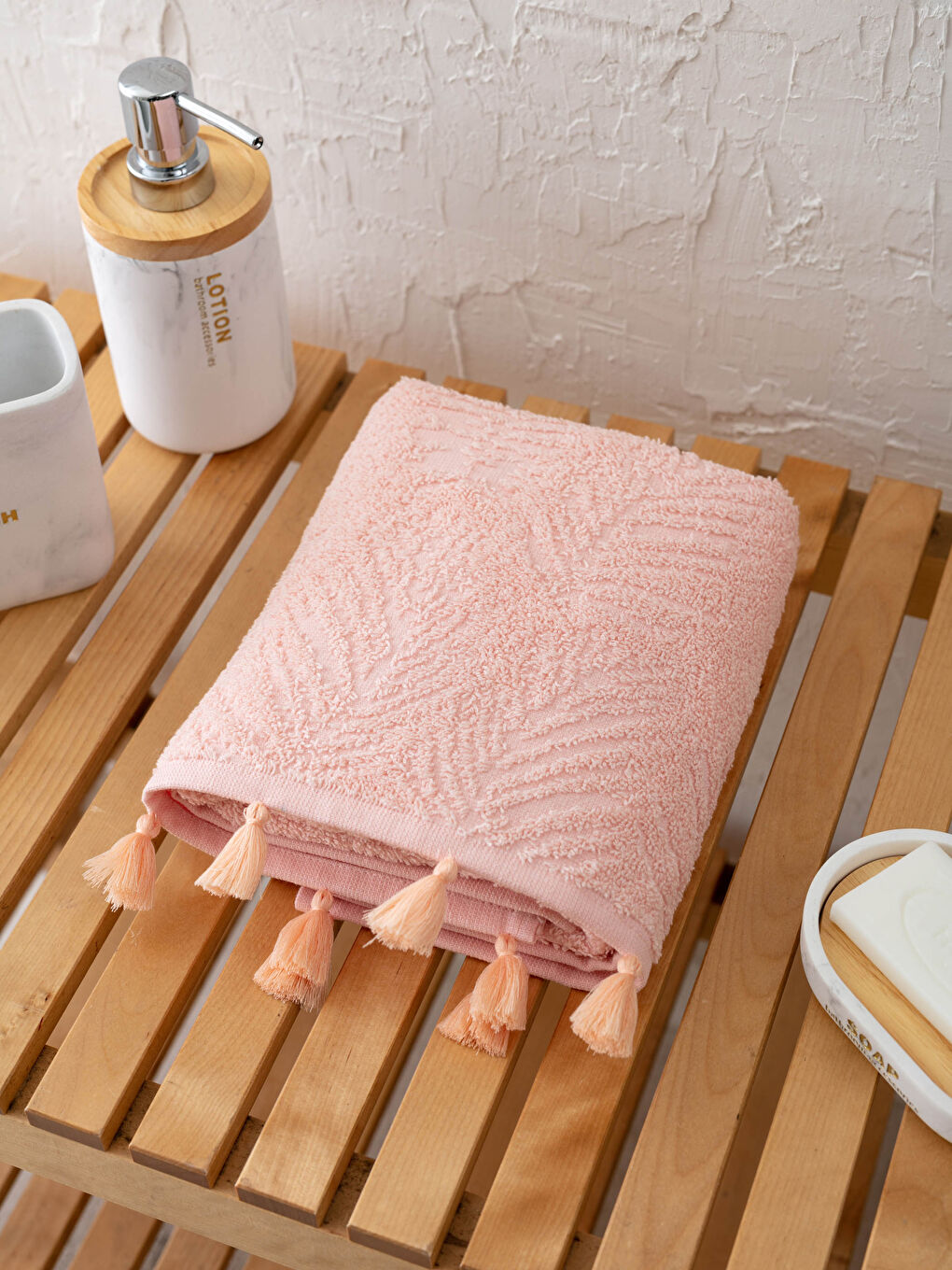 Pembe Püskül Detaylı Jakarlı Yüz Havlusu 50x80 cm-1