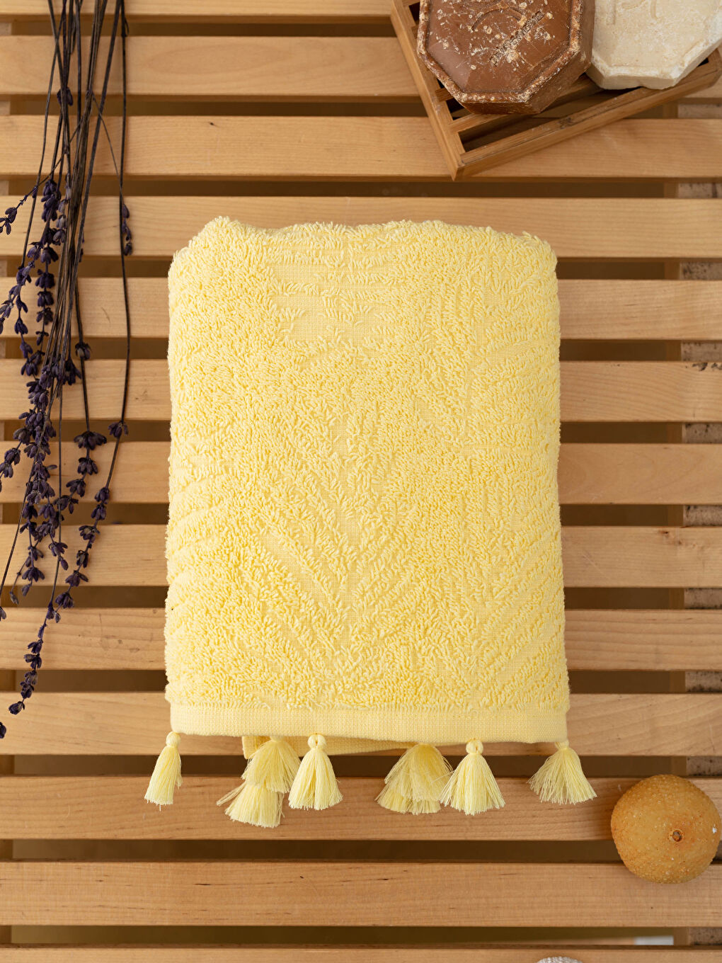Sarı Püskül Detaylı Jakarlı Yüz Havlusu 50x80 cm