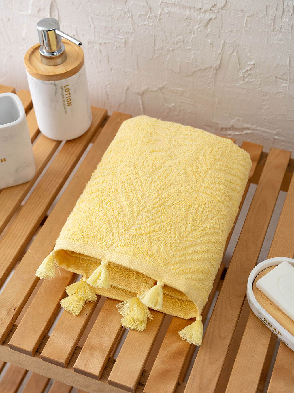 Sarı Püskül Detaylı Jakarlı Yüz Havlusu 50x80 cm-1
